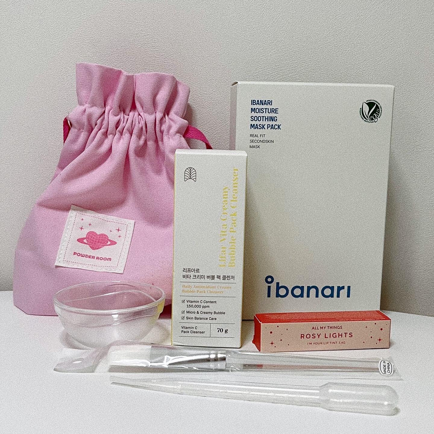 #제품제공

오랜만에 다시 돌아온
파룸 월간파우치 
비타버블팩 클렌저부터 수분진정
마스크팩으로 화사한 피부관리와
화사한 펄 립스틱으로 마무리

#제품제공 #파룸체험단 #월간파우치_1월호 #월간파우치 #리프아르 #비타크리미버블팩클렌저 #올마이띵스 #아임유어립틴트 #아이바나리 #수분진정마스크팩