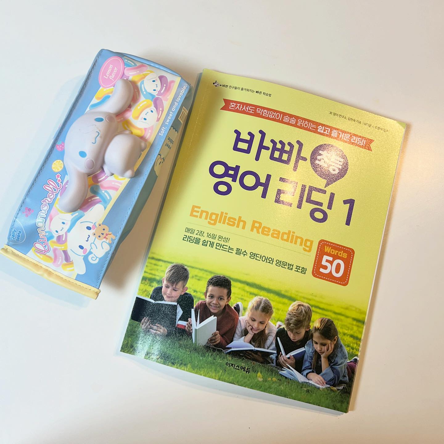 #협찬 

<바빠 초등 영어 리딩 Words 50– 1권>

짧은 여름방학에 한권 떼기 딱 좋은 바빠 초등 영어 리딩1. 

방학동안 방과후도 안가고 집에서 어떻게 방학을 알차게 보낼 수 있을까 고민하던 차에 좋은 기회로 좋은 영어공부 교제를 알게 된 것 같아 감사하다. 

스마트학습기 영어공부를 지겨워하던 차에 종이 문제집으로 더 즐겁게 영어공부 할 수 있을 것 같다. 

교재 구성도 다양해서 마음에 들고, QR코드를 이용한 받아쓰기 연습으로 읽기 뿐 아니라 쓰기에도 도움이 될 것 같다. 

유닛 끝날 때 마다 단어 복습과 받아쓰기를 통해 다시 기억할 수 있도록 구성이 설계되어 좋은 것 같다. 

분량도 부담스럽지 않아서 다 방학전에 다 끝내고 성취감도 얻을 수 있을 듯. 

#초등영어독해 #영어리딩 #초등리딩 #초등독해 #바빠영어 #바빠시리즈 #이지스에듀