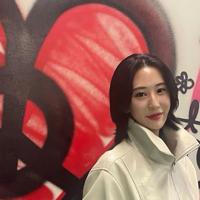 @rb_fl_ on Instagram: "#광고 내가 좋아하는 크롭 디자인 레더 자켓 ✨ @vivabrown_official ㄴ 비건레더 PU 100% ㄴ 동물성 원료X, 실험X 비건레더/비건스웨이드 제작 #비바브라운 #여자자켓 #비건레더 #블