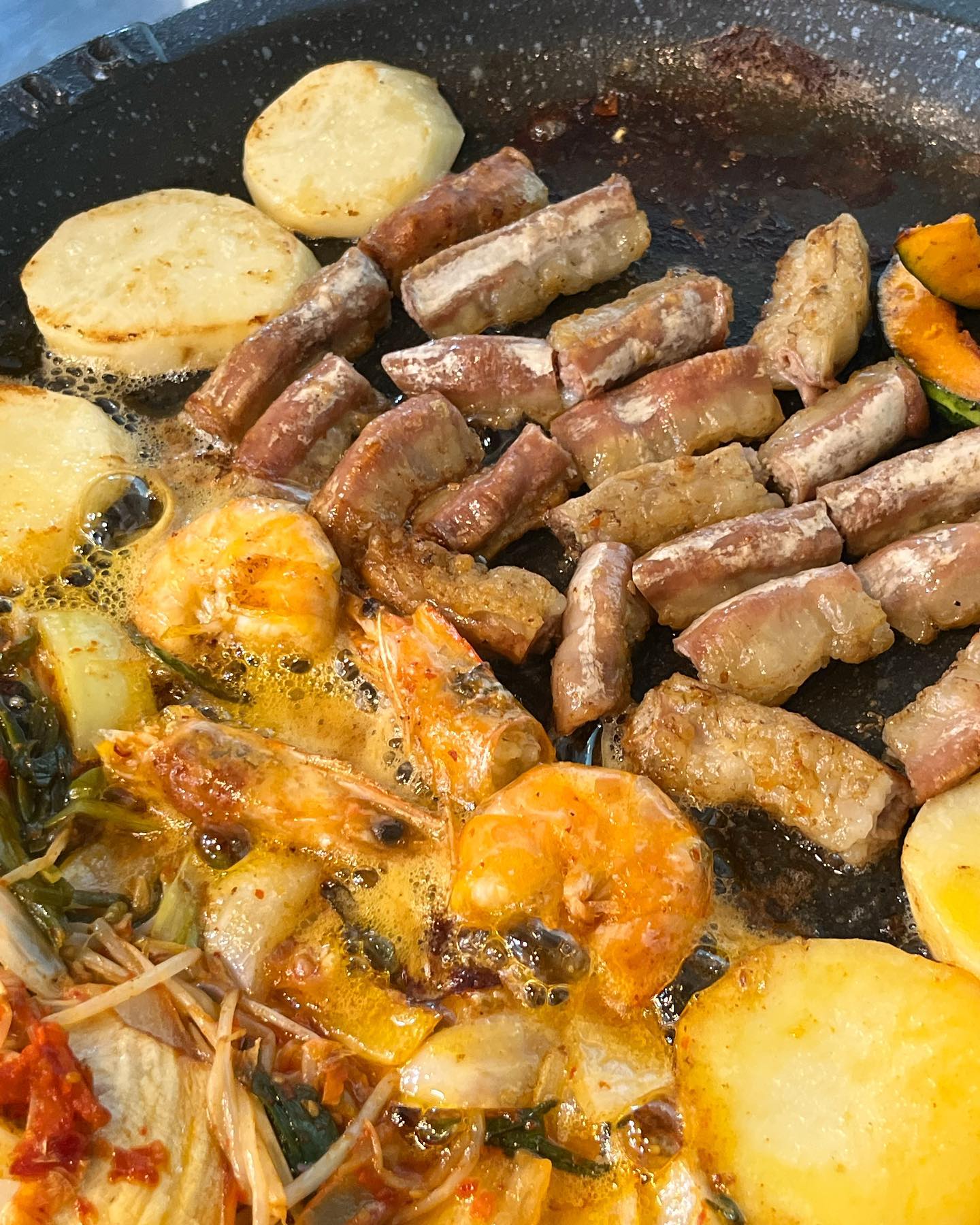 #협찬
곱창 맛집이 많기로 유명한 구월동 모래내시장!
그중에서도 손에 꼽는 곱창 맛집 #왕십리소곱창구월 에 갔다왔는데요😋
⠀
그냥 소곱창 2인분만 시켰을 뿐인데
김치, 새우, 감자, 부추 등 다양한 재료들이 푸짐하게 들어있었어요!
⠀
소곱창 자체만 먹어도 곱이 가득 차서 고소하고
잡내도 없어서 맛있지만,
다양한 재료들을 곁들여먹으니 맛이 두배세배가 되더라구요!
⠀
확실히 다른 곱창집에 비해 가성비가 좋고 
다양하게 맛볼 수 있다는 게 장점인 거 같아요
야장 감성 느낄 수 있는 자리도 있으니
요즘 같이 날씨 좋을 때 가보시는 것을 추천드려요👊🏻
⠀
🐮왕십리소곱창
📍인천 남동구 구월로266번길 57 1층 1호, 6호
🕖화-일 10:00-22:00 (매주 월요일 정기휴무)
⠀
⠀
⠀
⠀
⠀
#모래네시장곱창 #모래네시장소곱창 #구월동소곱창 #구월동곱창전골 #모래네맛집 #왕십리소곱창
