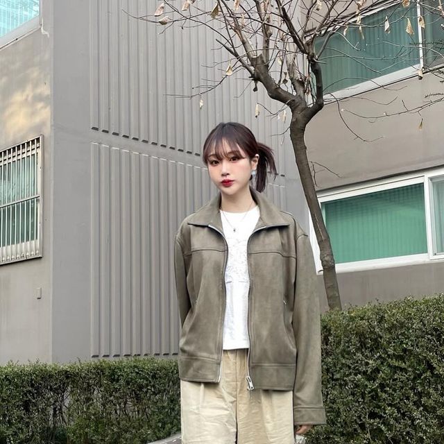 혜요미 on Instagram: "#광고 아이러니포르노의 화이트라인 비건스웨이드 자켓을 착용했어요!🌿 투웨이 지퍼를 사용하여 다양한 스타일링 연출이 가능하고 뒷면 밑단 비조 디테일로 바