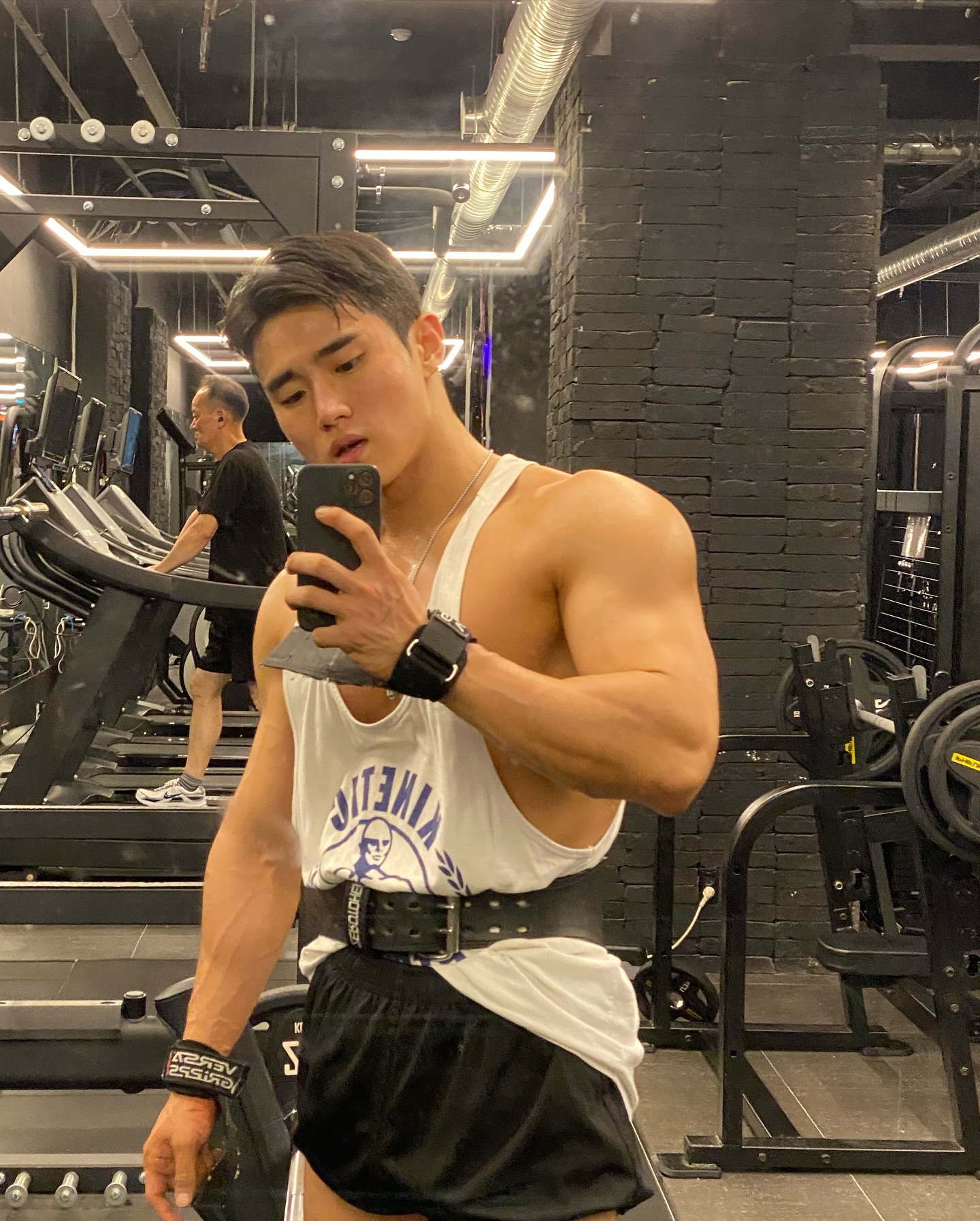 비시즌엔 항상 그리 대단하진않지만 적당한 체지방률에 매년 적당히 근육량도 조금씩 늘리면서 잘관리하는데 정작 중요한 
시즌엔 몇년째 병신같이 나를 못 넘어선다..
올해만큼은 꼭 일등, 그랑프리 이런거 다 집어치우고 나만 뛰어넘자 
그래야 또 할 명분이 생기지