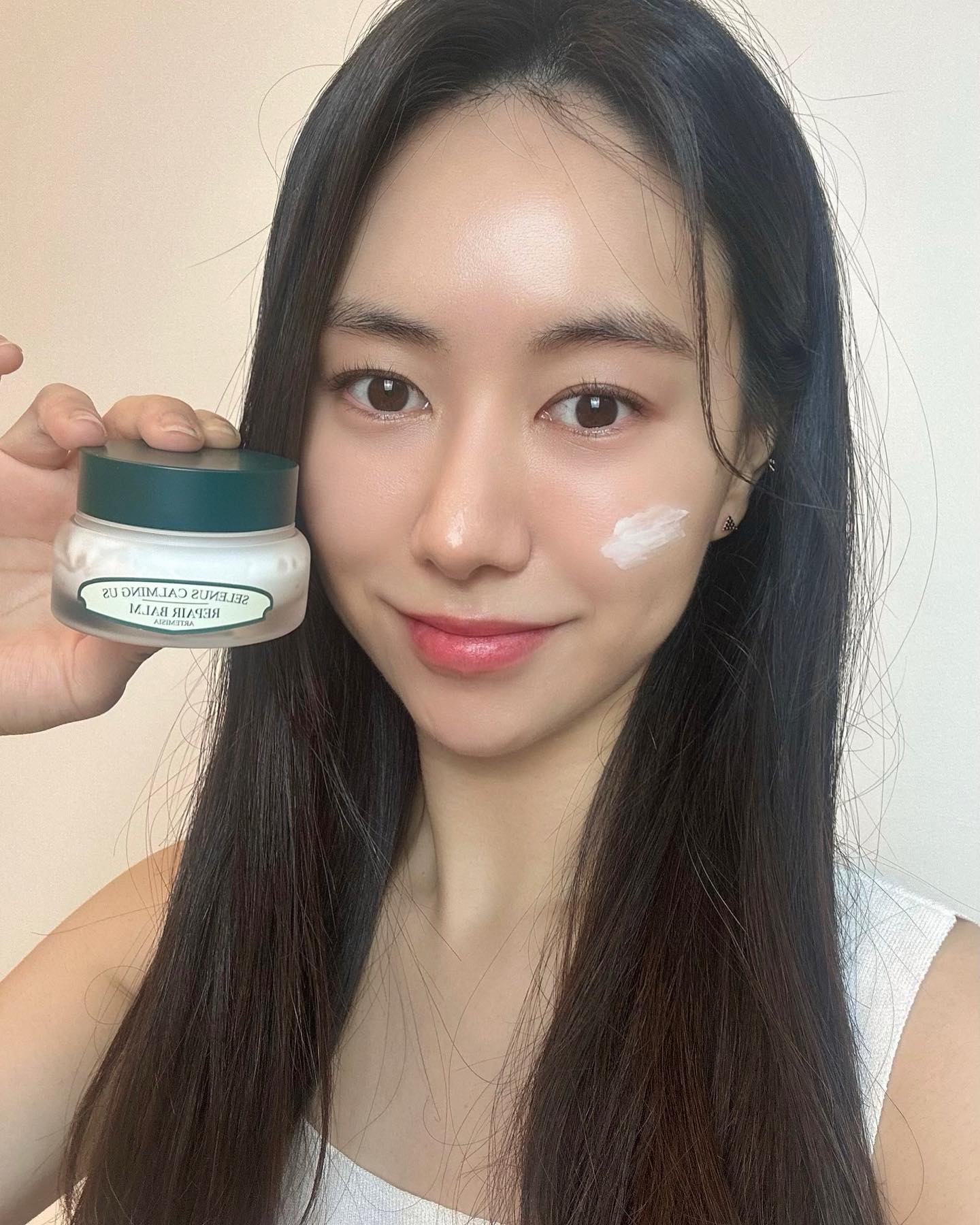 #협찬 

🌱셀레너스 아르테미시아 카밍 어스 리페어 밤🌱

피부가 쉽게 건조해지는 겨울, 바르기 딱 좋은 제품 소개해드릴게요😊
예민하고 속건조가 심한 피부라 순한 제품을 찾다가 <셀레너스 아르테미시아 카밍 어스 리페어 밤🌱>이라는 제품을 사용하게 되었는데요 

<셀레너스 아르테미시아 카밍 어스 리페어 밤🌱>은, 
인공 향료와 인공 색소 등 유해 성분 ZERO! 
피부 진정과 향균력이 뛰어난 사자 발약쑥이 함유 되어 있어서 민감하고 연약한 피부도 안심하고 사용할 수 있어요! 
게다가 건강한 피부와 유사한 PH 5.5 포뮬라로 피부 자극을 최소화 한 제품입니다😊

일반 수분 크림과는 다르게 찹쌀 모찌같은 제형이 참 특이한데, 발라보면 끈적임이 전혀 없고 탄력감+수분 보습감이 굉장히 좋아서 <셀레너스 아르테미시아 카밍 어스 리페어 밤🌱>은 나이트 케어로도 아주 적합해요👍 
 
착한 성분이라 자극이 없고 보습크림인데도 번들거리지 않다는 점, 사계절 내내 쓰기에도 좋을것 같아 너무 마음에 들었어요!

예민한 피부,복합성 피부,
특히 순한 크림을 찾는 분들에게 <셀레너스 아르테미시아 카밍 어스 리페어 밤🌱> 강력 추천합니다👍

#크림추천 #보습크림 #수분크림 #피부관리 #뷰티스타그램 #인생템