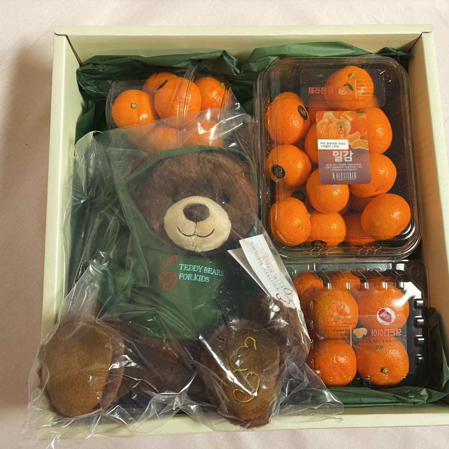 🎄크리스마스 🎁선물의 기쁨을 2배로 누리세요

🎁테디베어x힘썬 기프트박스
믿고먹는 힘썬 프리미엄 제라진귤🍊과
당도14브릭스 이상 초고당도 귤🍊 레드다이아 그리고
껍질에 상처가생겨 제라진이 되지못한 토라진귤🍊 을 넣고
올망졸망 귀여운 구성으로 만든 과일 기프트박스입니다

보면 안아주고싶을만큼 귀여운 테디베어는 포키즈캠페인 상품으로
내가구입한 인형과 동일한 테디베어 1개가 아픈 환아에게 기부되는
너무나 뜻깊은 상품이랍니다🤗 아픈 투병시간 귀여운 인형을 보며
힘을 낼 아이를 생각하면 연말 선물로 제격인듯한 기분인데요👍

믿고먹는 귤🍊
믿고사는 선물🎁

네이버 스마트스토어 마켓민팅에서 확인하세요😎

#마켓민팅 #연말선물 #연말선물추천 #연말선물🎁 #테디베어 #테디베어선물 #힘썬 #힘썬귤 #제라진귤 #포키즈캠페인