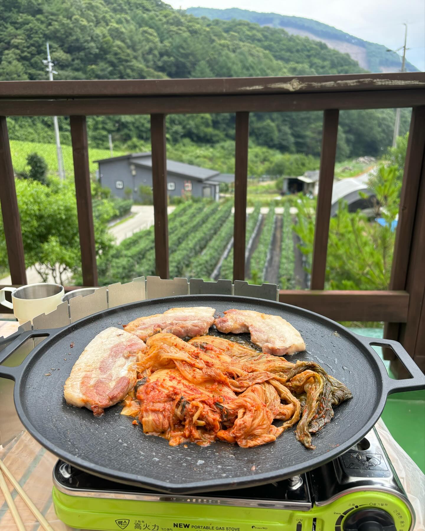 갑자기 가게된 1박2일 캠핑..❤️
비가 뜨문뜨문 오길래 괜찮겠지 했더니
새벽에 아주 쏟아붓듯이 내렸다..
.
승오는 습하다고 짜증내서 아빠랑 아래층 방에서 자고
윤주랑 둘이 텐트에서 자는데
빗소리 너무 좋은데 걱정되고 ㅋㅋㅋ 
.
그래도 애들도 우리도 즐거웠던 1박2일💕
또 가자~