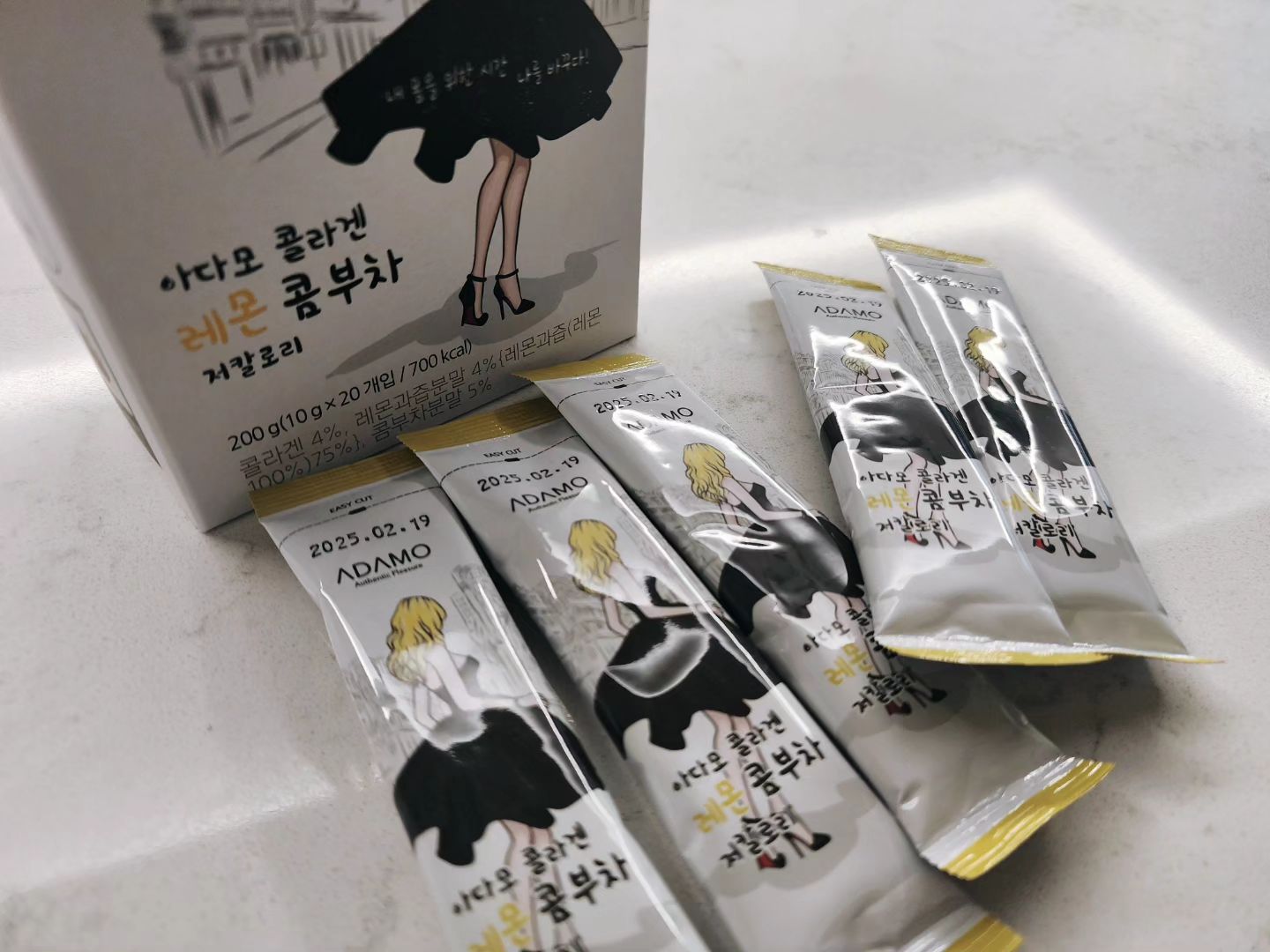 #제품제공 💛아다모콜라겐 레몬 콤부차💛

칼로리 걱정No!
에리스리톨 사용으로 당걱정없이 
새콤달콤한 콤부차를 즐길 수 있어요🙂

다이어트용으로 음료 당길때
한잔씩 먹으면 좋아요
간편컷팅방식으로 새콤달콤 콤부차즐겨보아요♡

🎈구매처
https://smartstore.naver.com/nethis/products/8758758575

#콤부차
#콤부차다이어트
#콤부차효능 #레몬콤부차
#저당콜라겐 #아다모레몬콤부차