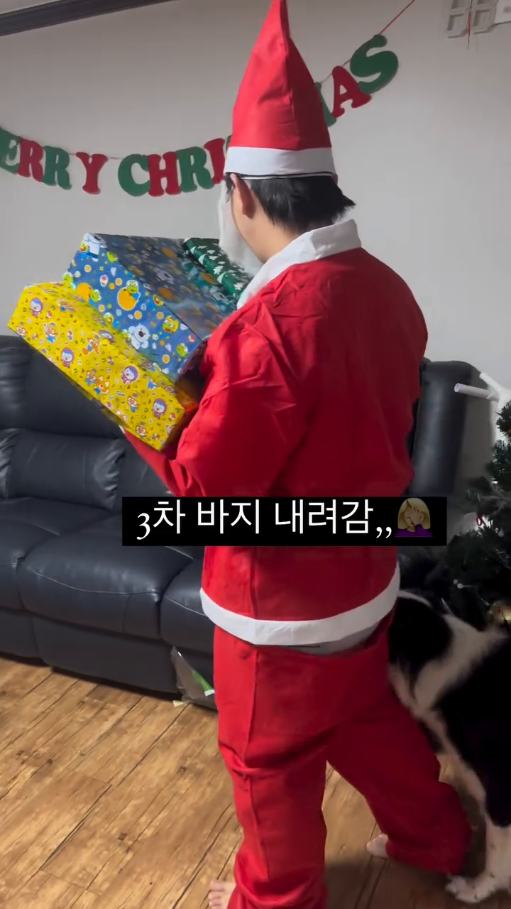 ⠀⠀⠀⠀⠀⠀⠀⠀⠀⠀
원래 아침에 올 계획이었지만
전날 과음해서 밤 10시 넘어서 온 산타,,,
늦게온 것도 열받는데 우당탕탕 입정하더니
허술하게 하고 와서 둥이들이 아빠인거 눈치챔,,😮‍💨
그냥 다시 나가세요..
.
#애비산타