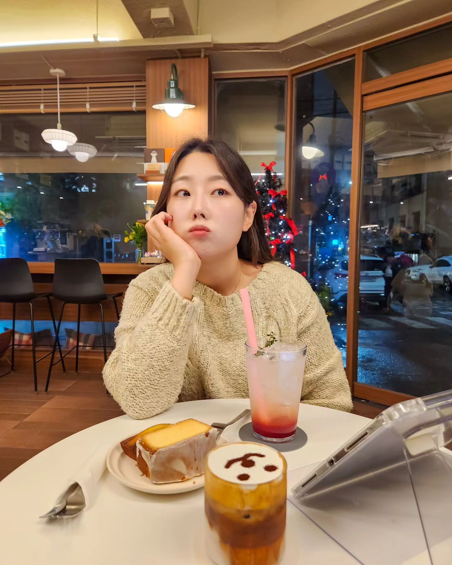 ⬇️#협찬 겨울이랑 너무 잘어울리는 카페
우드톤으로 따뜻한 느낌을 듬뿍 가지고 있는 카페에요!

매장안에 생화로 꾸며져있어서 너무 예쁘고 
미어캣 로고도 너무 귀여웠어요!
겨울 신메뉴 딸기 음료도 나왔더라구요🍓

🔸️테이크아웃 1,000원할인
🔸️딸기 에이드 추천(상콤달달)
🔸️#금돼지식당 이랑 가까워서 웨이팅하기 좋아요!

[ 정보 ]
업사이드커피 약수점 #업사이드커피 #약수카페 #애완동반카페 
위치📍 | 서울 중구 동호로10길 42 1층 
시간 ⏰️|월~금 8:00~20:00
토,일, 공휴일 9:00~20:00 
가격 💰| 해방촌커피 6,000원/뚝섬커피6,500원/
딸기에이드6,000원/휘낭시에 3,500원