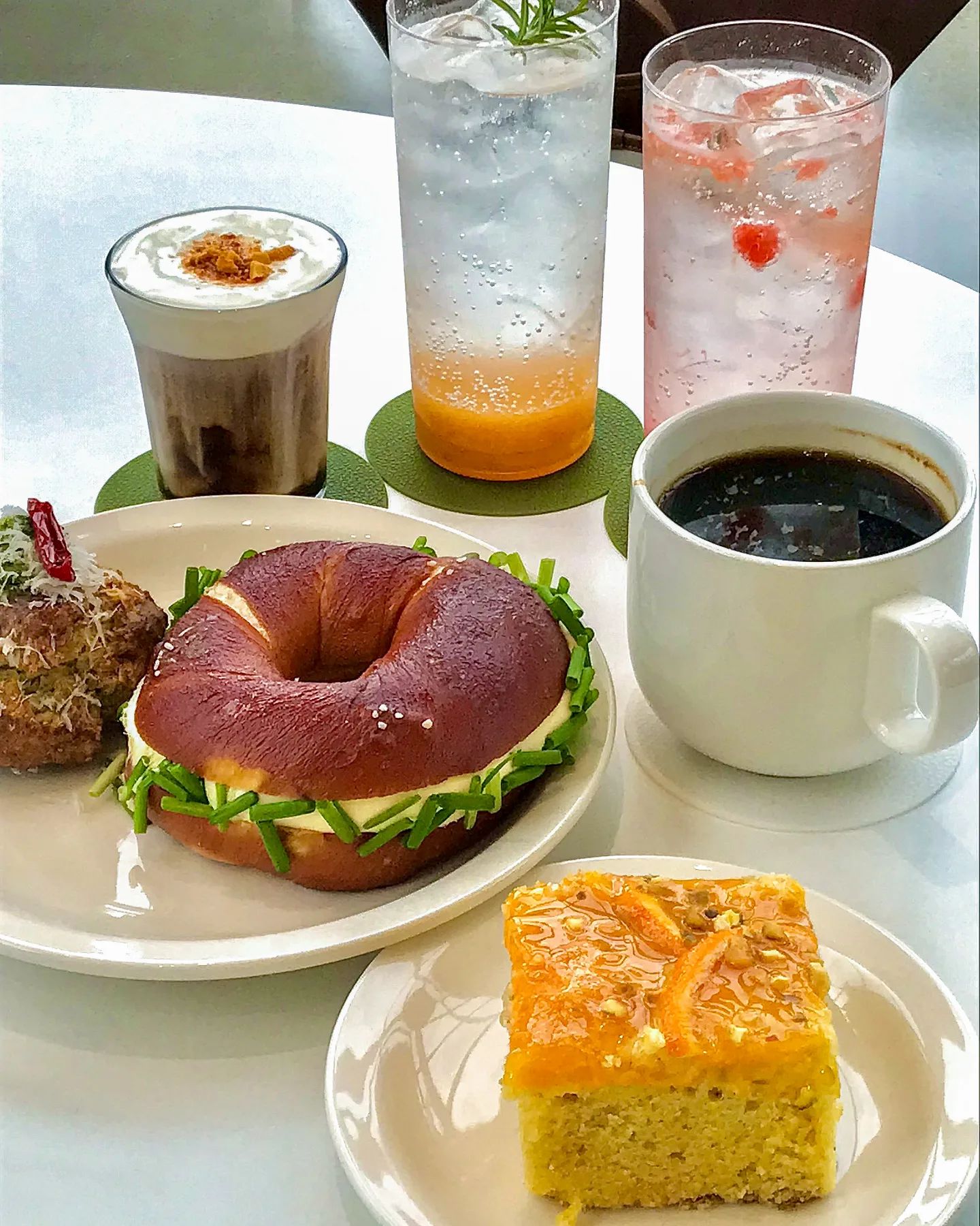 #25_안성 #폰손비

📍경기 안성시 공도읍 마정개나리길 23-17

꺄아앗! 베이커리 맛집을 발견했어요~😆

통창뷰로 주차장밖에 안보여서
뷰는 아쉽지만ㅎㅎ 빵 종류도 많고 
샹들리에 덕분에 넘 예쁜 카페였어요!

바질 토마토 스콘은 바질 맛이 제대로였고!
오렌지 케이크도 적당히 달고 씁쓸한 맛이 나서 괜찮았고~
전 베이글을 그다지 좋아하지는 않는데
스프링어니언 베이글이 제일 맛있었어요🧡
파 토핑 덕분에 식감도 좋고,
무엇보다 크림치즈가 느끼하지 않아서 좋았어요👍

그리고 음료는 시그니처 메뉴인
PSB 라떼를 먹었는데
생각보다 크기가 작아서 아쉽긴한데
달달하니 더위사냥 맛나고 맛있었어요!👍