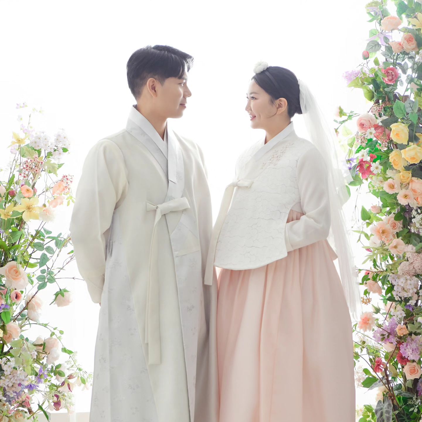 오랜만에 올리는데 시집가는 소식 😀
필연이라 생각할만큼의 우리 인연
평생 서로 손잡고 행복했으면 좋겠어
프로포즈 받을때가 엊그제 같은데 벌써 식 한달 남았다니 시간 참 빠르다 앞으로 지지고볶고 잘 살아보자😘
이미 내가 잡혀사는거 같지만 ㅋㅋㅋ
항상 고마워
.
.
.
https://bojagicard.com/i/home.php?uid=ddojilovedoji

#결혼식 #결혼준비 #울산결혼준비 #수피아홀 #웨딩촬영 #베네사블리앙뜨 
#베네사스튜디오 #블리앙뜨 #한복웨딩촬영 #예신 #신혼부부 #예비신부 #울산웨딩홀 #부산웨딩촬영 #울산웨딩촬영