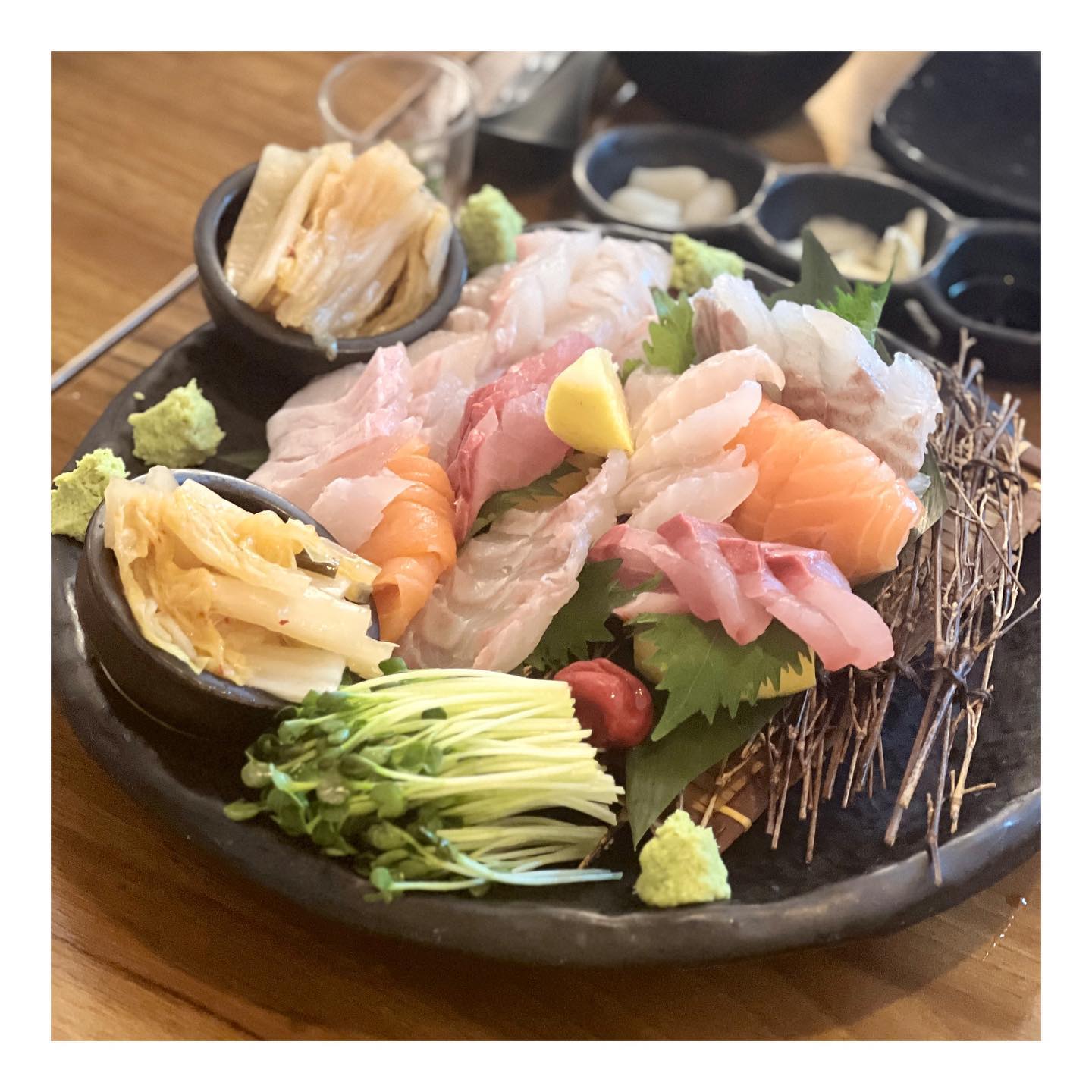 먹죽귀_강동구_스시꽃피다

강동구 강동구청역 근처에 위치한
스시꽃피다 다녀왔어요🤗

예전에 방문하고 좋은 기억이
있어 재방문 했습니다😊

저희는 2차로 방문한 터라 모둠
사시미 대로 주문했고 가성비가
상당히 좋았어요👍

회만 먹기 아쉬워 메로 구이도
주문했고 오픈 주방에서 직접
조리하는 모습도 볼 수 있었습니다😄

백김치와 방어를 같이 즐기는
것이 좋았고 연어 광어 등 다양한
스시를 즐길 수 있었어요😍

메로 구이도 상당히 큼지막했고
촉촉한 식감과 양념이 훌륭했어요😊

다음에는 평일 런치 초밥도
즐겨보고 싶습니다☺️

💰모둠 사시미 (대) : 55,000원
💰메로구이 : 20,000원

🗺 서울 강동구 성안로3길 120
☎ 02-474-7940
🚃 강동구청역, 올림픽공원

#스시꽃피다 #스시맛집 #회맛집 #초밥
#초밥맛집 #사시미맛집 #강동구청맛집
#올림픽공원맛집 #계절회 #성내동맛집
#강동구청역맛집 #올림픽공원맛집추천
