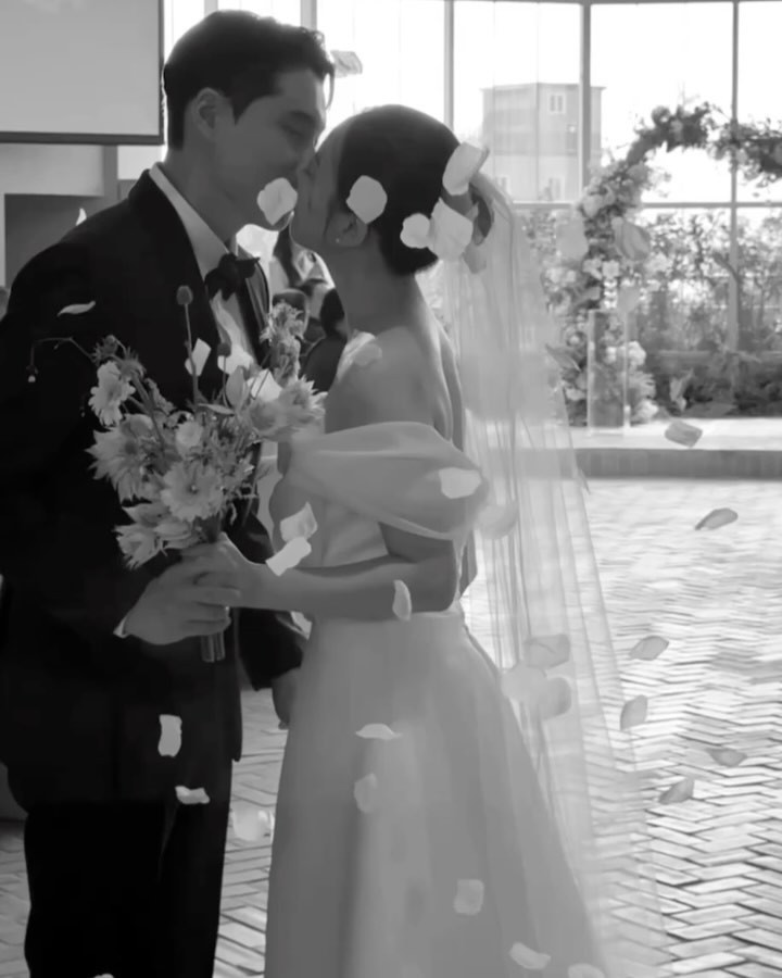 Finally Our Wedding Day 👰🏻‍♀️🤍🤵🏻

이 날만을 위해 1년반동안 많이 찾아보고 현실과 달라
힘든 부분도 많았지만, 끝나고 나니 너무 후련한🤍🤍

막상 당일에는 오히려 재밌게 즐겼답니다🤭
모두 결혼하세요…🤍

📸 boda__snap 
💐 _flora210 
👗 arha_busan 

#결혼사진 #결혼식사진 #결혼식사진촬영 #웨딩데이 #신혼쀼 #결혼사진촬영 #결혼사진보정 #결혼준비 #울산아이폰스냅 #부산아이폰스냅 #보다스냅 #bodasnap