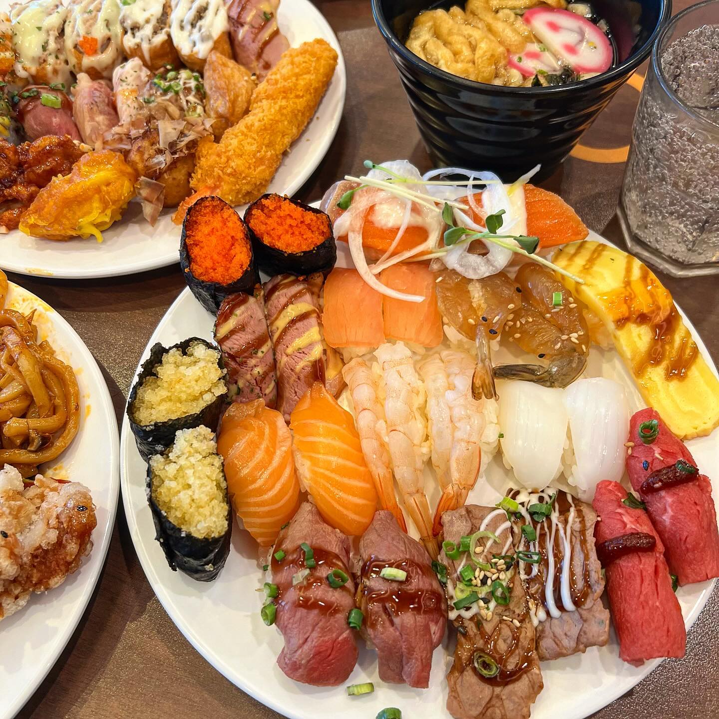 #협찬 쿠우쿠우 삼송원흥점🍣
.
아침 굶고 오픈런해서 달려간 쿠우쿠우🏃🏻‍♀️
거의 오픈시간에 갔음에도 사람이 엄청 많았는데
매장이 넓어서 대기는 없었고 여유로운 느낌이었음

이번 신메뉴로 마라찜닭, 누룽지꿔바로우, 폭립바베큐, 문어새우감바스, 등등 다양한 메뉴가 새로 나왔다고 해서 들러봤다👏👏
초밥 메뉴도 엄청 많고 튀김류, 피자, 치킨, 디저트, 과일, 와플에 주문하면 즉석으로 만들어주시는 면메뉴,
내맘대로 만들어 먹을 수 있는 빙수, 아이스크림까지 없는게 없었음🤪
음식은 떨어지면 바로바로 채워주시고 회전율이 좋아서
따뜻하고 신선한 음식을 먹을 수 있어서 좋았고
전체적으로 모든메뉴가 전부 다 맛있어서 놀랐다👍
초밥이나 회 말고도 메뉴가 엄청 많아서 아이랑 같이 와도 좋을것같다
.
.
#쿠우쿠우 #쿠우쿠우삼송원흥점 #일산맛집 #일산초밥 #일산초밥뷔페 #고양맛집 #고양시맛집 #고양초밥뷔페 #고양초밥 #원흥동맛집 #원흥역맛집 #고양가족모임 #일산가족모임 #일산뷔페 #고양뷔페