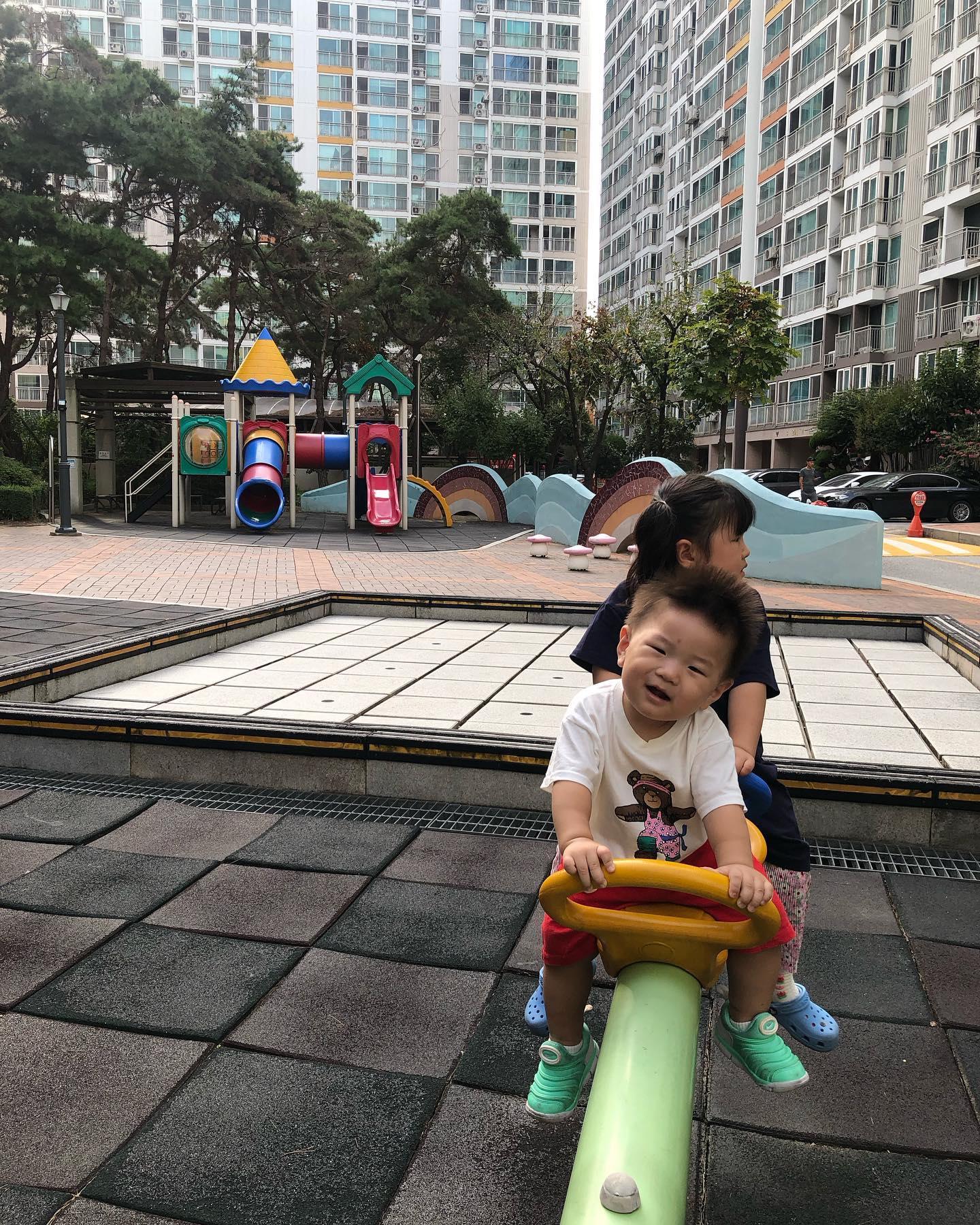 요즘 놀이터 뿌시기❤️
박태유도 한몫하는거 넘 웃기고
집에 먼저 가자더니 진짜 집에가는거냐고 오열하면...
어쩌라는건지...
참을인...