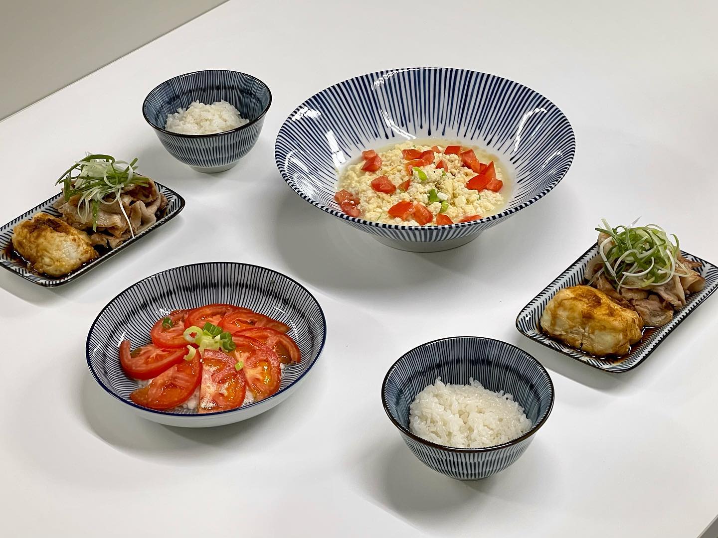 👨🏻‍🍳 : 두부 저녁상⠀
⠀
연두부가 먹고 싶다 한 마디 했는데.. 두부상을 차려준 남편이🫠 순두부카프리제, 연두부토계볶, 연두부튀김.. 두부 두 종류로 만원의 행복이 가능했다니💦 여러분 다이어트에도 좋구, 가계에도 좋은 두부차림 두 번 세 번 추천드립니다🤣💗⠀
⠀
#다이어트식단 #두부요리 #두부카프리제 #연두부토계볶 #연두부튀김 #여름메뉴추천 #여름식단추천 #레시피공유 #저녁메뉴 #점심메뉴 #요리스타그램 #요리레시피 #요리하는남자 #신혼부부일상 #신혼부부밥상 #신혼부부스타그램 #선팔 #맞팔 #좋아요 #좋반 #팔로우 #소통스타그램 #맞팔환영 #fff #f4f ⠀⠀⠀