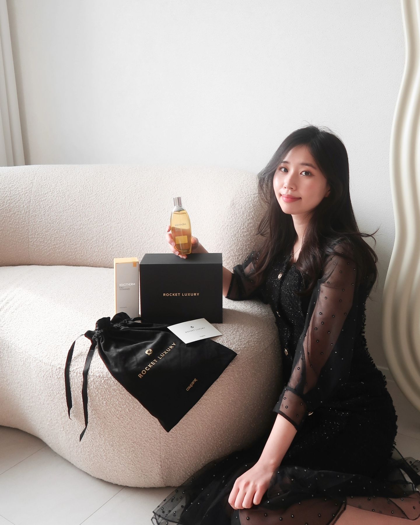 #유료광고 #쿠팡 #로켓럭셔리 에서 #비오템오비타미네바디미스트 쇼핑 완료 🫶🏻 여기 입점된 브랜드들은 쿠팡에서 인증하는 정품이라길래 마음 놓고 주문했는데요 😉 와우회원은 로켓럭셔리 구매 가격의 10%를 쿠팡캐시로 적립까지 해줘서 더 좋더라고요!

굳이 백화점까지 안 가도 모바일로 클릭 몇 번이면 합리적인 가격으로 간단히 구매 가능한 데다, 로켓배송으로 빠르게 도착해서 더 좋았어요 🚀 그리고 패키지부터 고급스러워서 #럭셔리선물 느낌 제대로 나더라고요! 지인에게 선물할 일 있을 때 이용해 봐야겠다 싶고 🎁

그나저나 #비오템오비타미네 라인 향기 좋은 건 익히 들어서 알고 있었는데, 직접 써보니 산뜻 상큼한 향기가 제대로 취향저격이더라고요! 🍋 역시 인기템에는 이유가 있는 듯 😍 바디 케어 마무리 단계에 가볍게 몇 번 뿌리면 온몸에 향긋한 향을 입을 수 있어요 ✨

#명품화장품 믿고 구매할 만한 곳 찾고 계셨던 분들은 쿠팡에서 로켓럭셔리 검색해 보세요! 🔎

#쿠팡뷰티 #비오템 #선물추천 #쿠팡추천템 #바디미스트