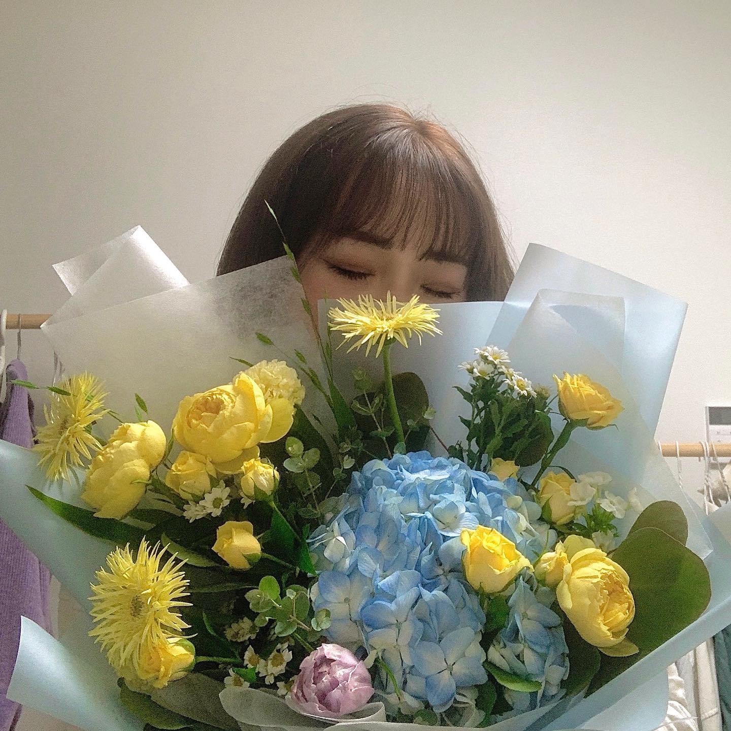 💙퇴근하고 문 앞에 놓여진 꽃💛 
요즘 업무 때문에 야근에 주말 특근에 피곤하고 지쳐하는 날 위해 준비한 히도리, 꽃 선물 넘호 조하 꺙아아아아(◍•͈⌔•͈◍)