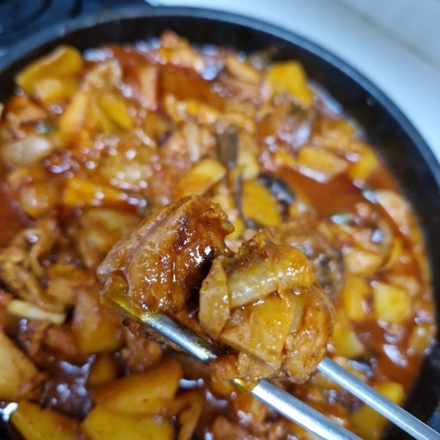 오늘 저녁밥상은 호랑이 매콤 양념닭갈비~~
 매운 거 잘 못 먹는 저도 먹기 딱 좋은 매콤닭갈비예요.

먹기 적당하게 손질된 커다란 닭다리살에
집에 있는 부재료(야채) 추가해서 맛있게 먹었어요.

 닭갈비 밀키트에 집에 감자, 양파, 가지, 고추, 대파 등을 추가해서 먹었는데
 매콤닭갈비 양념 자체가 맛있어서 대충 야채 넣어도 잘 어울려요. 

 닭다리살이 부드럽고 냄새 안 나고 아주 맛있네요.
남은 양념은 내일 밥 비벼서 볶음밥 먹을예정입니다.
양념이 넉넉해서 내일 닭갈비볶음밥 맛도 기대됩니다.

#호랑이매콤양념닭갈비 #양념닭갈비 #닭갈비밀키트 #저녁밥상 #캠핑음식 #간편밀키트 #술안주 #닭갈비
