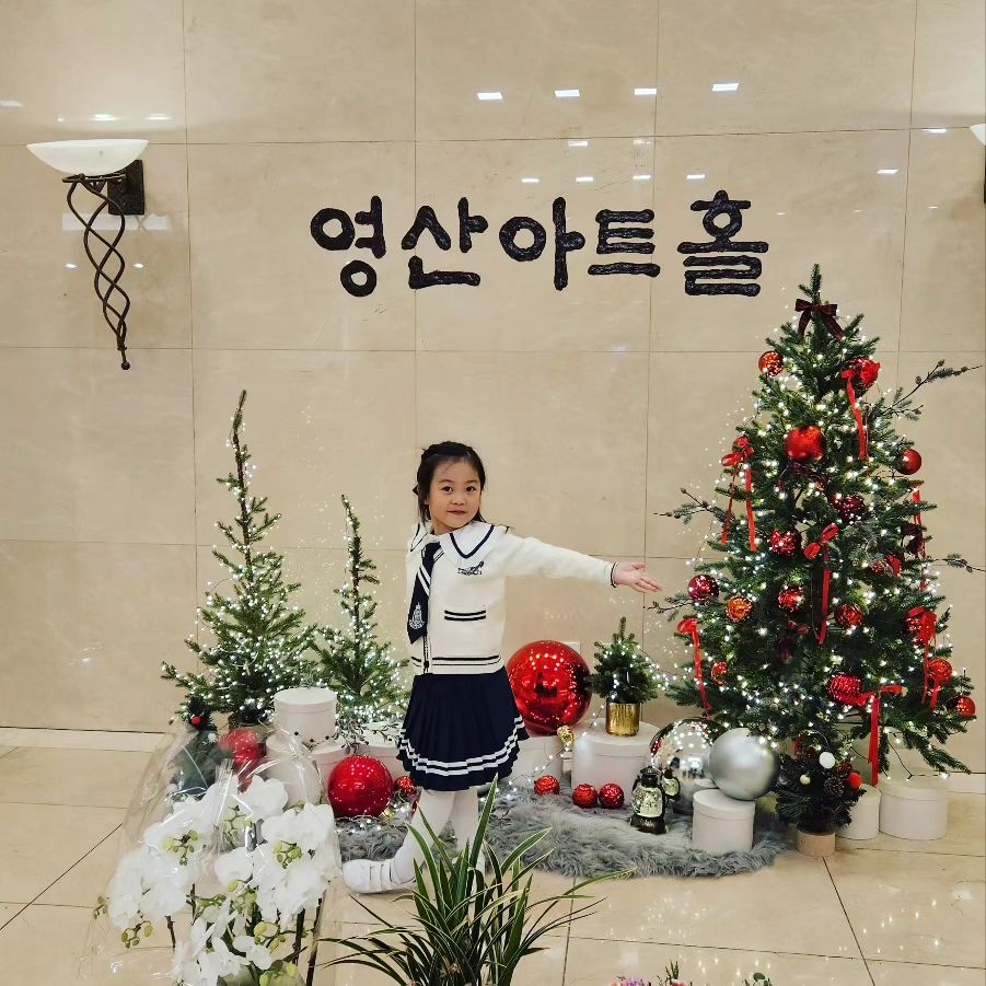 인생 첫 대중앞에 선 공연. 도레미송과 아름다운 나라 등 우렁차게 불렀네요.
 .
생각보다 관객도 많았는데 연습한 대로 잘 해낸 따님에게 꽃다발을 선사합니다.
.
공연장 내 공연 사진을 찍을 수 없어서 안타까웠네요.
.
#어린이합창단 #영산아트홀 #6살딸래미