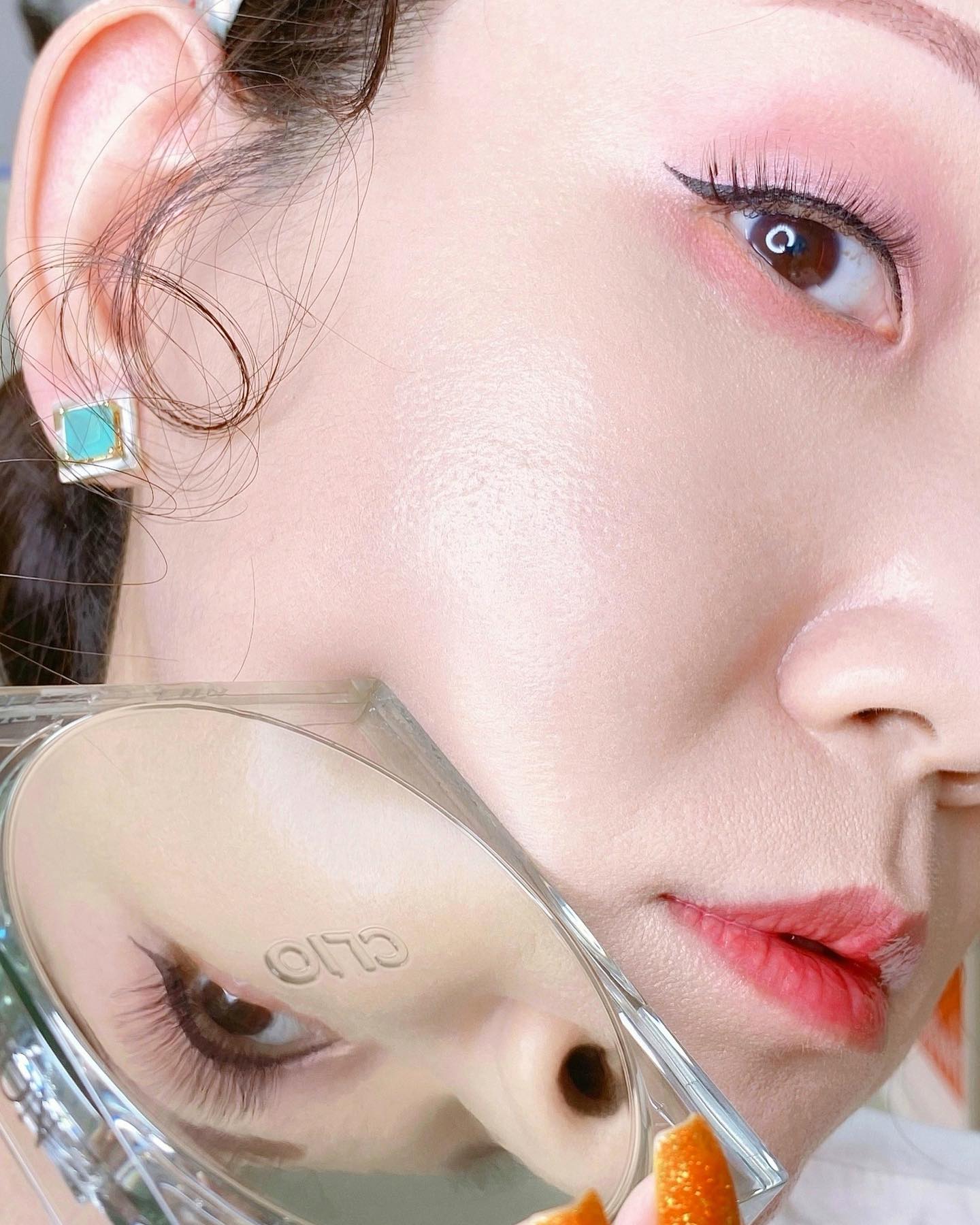 #제품제공 #광고
clio_official 💚
⠀
2024 새해 벽두부터 생각지도 못하게
#인생쿠션 을 만나게 되다니…🫢
(올해 드디어 운빨이 드는건가)
⠀
#클리오 가 원래
쿠션 잘 뽑는 맛집인 건 저도 알고
모두가 다 킹정하는 사실입니다만-
⠀
얇게 올라가는데
모공 ・ 요철 ・ 색소침착 ・ 붉은기까지
원샷 올킬 해줄 줄은 저도 몰랐네요🫠💕
⠀
특히 이번에 새로 나온
#클리오킬커버스킨픽서쿠션 은
4가지 블러파우더 함유로
모공 블러효과가 아주 훈훈한데요,
와중에 텁텁하게 두껍게 발라지는 게 아니라서
느무 자연스럽고
적당히 보송보송
#구름결픽싱 #피부표현을 완성해 주는 게
찐 장점이라 하겠습니다🥰👌🏼
⠀
개인적으로 저는
#베이스메이크업 제품 고를 때
미세한 언더톤 차이를 좀 예민하게 보거든요?
⠀
근데 #킬커버스킨픽서쿠션 은
핑베 C쉐이드랑
옐베 뉴트럴 언더톤 N쉐이드가
뚜렷하게 구분되기 때문에,
톤체성에 맞춰서 옵션 선택을 쉽게 할 수 있도록
섬세하게 잘 뽑았더라구요💯💯
⠀
매트한 입맛인데
두껍게 발라지는 거 딱 질색이다- 하시는 분들은
지금 #올영 으로 들어가셔서
특별한정 기획세트로 겟하시는 걸
추천드립니다🛒
⠀
본품 리필 듀오세트에
부들부들 소프트 파우치도
하나 더 얹어주는데,
세일가에 5% 쿠폰 추가로 받고
25,650원에 그냥 막 퍼주더라구요(!?)😳
⠀
모공끼임이나 뭉침 밀림 없이
예쁜 결로 마무리 되니까,
저처럼 왕모공 고민이신 분들은 새해맞이 기념삼아
새 #쿠션파데 하나
들여보시는 것도 괜츈할 것 같습니다🌅
⠀
큰 사진 & 조곤조곤 말 많은 리뷰는
#금귤뷰티 블로그에 와서 봐주세요📍
⠀
2024 새해에도 열심히 덕질해보겠습니다!
(어차피 덕질할 거 행복하게 하기)
⠀
⠀
⠀
powderroom.co.kr powderroom.event#제품제공 #파룸체험단 #클리오 #킬커버스킨픽서쿠션 #구름결픽싱 #클리오쿠션 #매트쿠션 #베이스메이크업 #쿠션추천 #올리브영쿠션 #올영추천템 #koreanbeautyproduct #cushionfoundation #금귤리뷰 #금귤발색 #금귤뷰티 blingblinggoldorange 💚