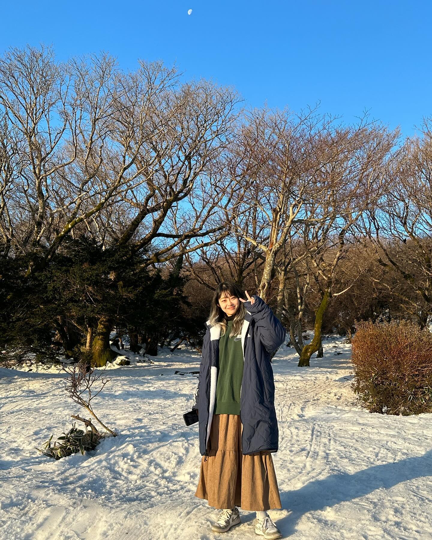 날씨가 따닷해졌다😊
그런 기념으로 추웠던 겨울 추억하기

2번째 사진은 눈에 미끄러져 자빠지는 찰나 순간 포착
본의 아니게 리버서블 옷이라고 자랑하는것 같음😆
분명 아침인데 달이 보이는 신기한 날