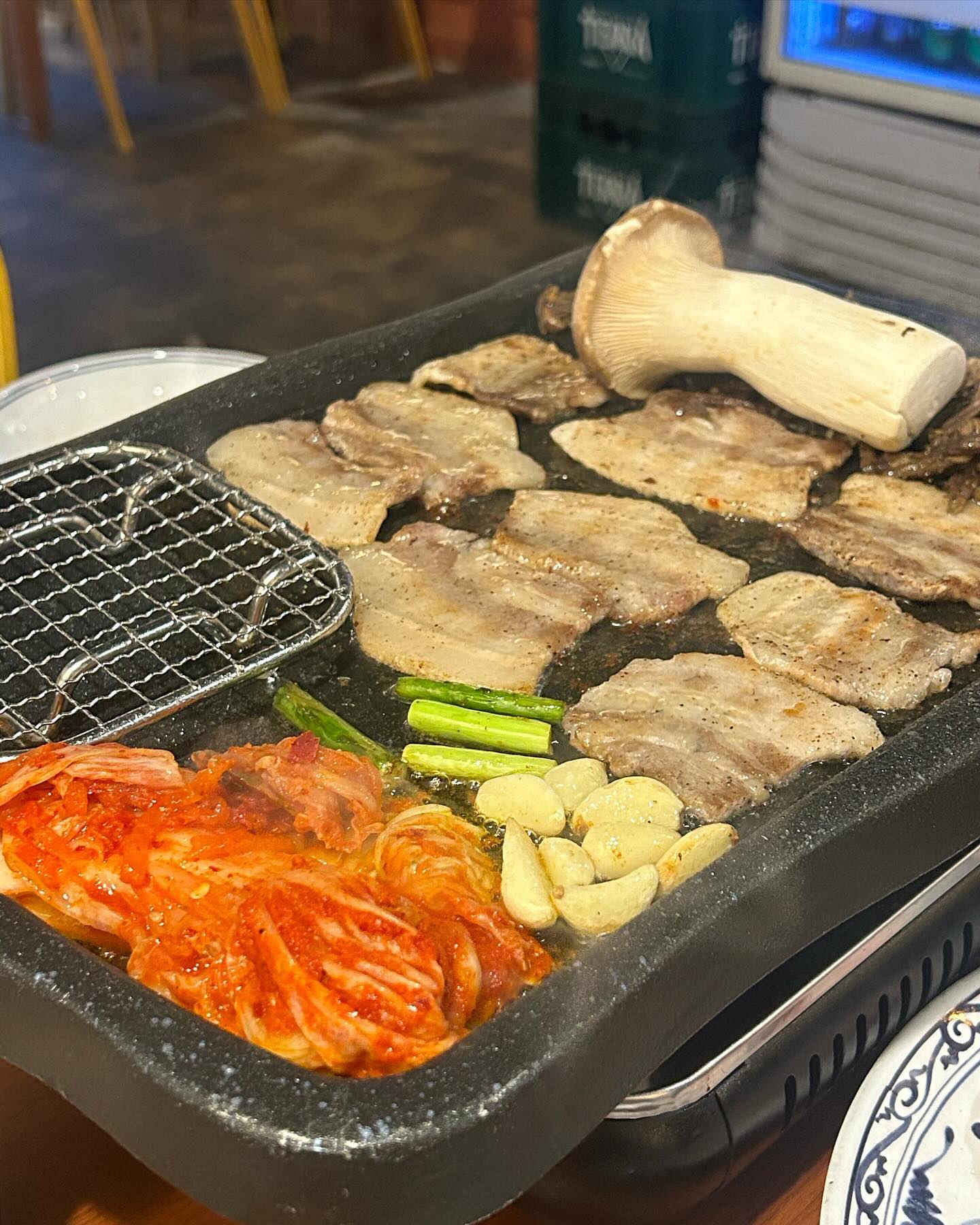 고사리와 함께 먹는 육즙팡팡 터진 냉동삼겹살을 즐기려면 
늘상식당 강서구청점으로 🥩❤️

🐷모든 고기는 다 맛있게 구워주셔서 우린 편하게 먹기만 하면 된다는 것~!̆̈ 
고기 굽는거 징짜 번거롭고 힘든거 다들 아시죠 ㅠㅠ̑̈ 직원분들이 완벽하게 구워주셔서 우린 맛있게 먹기만 하면 대지롱~~~

🐷푸짐한 반찬구성
파김치, 마늘, 파채, 양파절임, 상추쌈 등 기본적으로 반찬구성이 알차요!̆̈ 

🐷매일 손질하는 신선한 고사리와 같이 구워먹으면 맛이 두배!̆̈!̆̈ 

🐷너무 얇지도않은 적당한 두께의 냉동삼겹살과 육즙 팡팡 느낄수 있는 고기 질👅

🐷국내산 고기에 국내산 재료로 만드는 반찬구성들

🐷부족한게 있으면 말하지않아도 바로바로 리필해주시는 직원분들 센스 인정👍🏻

🐷고추장,마요네즈,와사비를 섞어놓은 특별한 소스가 준비되어있어요ㅎㅎ

🐷독특한 내부 인테리어로 분위기 있게 식사할수있어요!̆̈ 
개인적으로 고깃집치고 고급스러운 느낌이 물씬 풍겼던 늘상식당

🐷사이드메뉴인 비빔면이랑 된장찌개 강추합니다 ㅠㅠ̑̈ 진짜 메인급 으로 존맛탱이에요!̆̈ !̆̈ 👍🏻❤️
@
📍위치 : 서울 강서구 화곡로58길 22-14 여름빌딩 1층 늘상식당 
🕐영업시간 : 매일 16:00~02:00
☎️매장번호 : 0507-1340-3164
🅿️주차 무료

이 글은  본 업체에서 제품 또는 서비스를 제공받아 작성된 글입니다.

#협찬 #강서구청맛집 #강서구청고기 #화곡동맛집 #화곡맛집 #웨이팅맛집 #냉삼맛집 #냉동삼겹살맛집 #맛집 #강구맛집 #강서구청 #강서구청삼겹살 #냉삼 #먹방 #먹스타그램 #음식스타그램 #먹방스타그램 #강서구맛집 
#food #foodstagram
