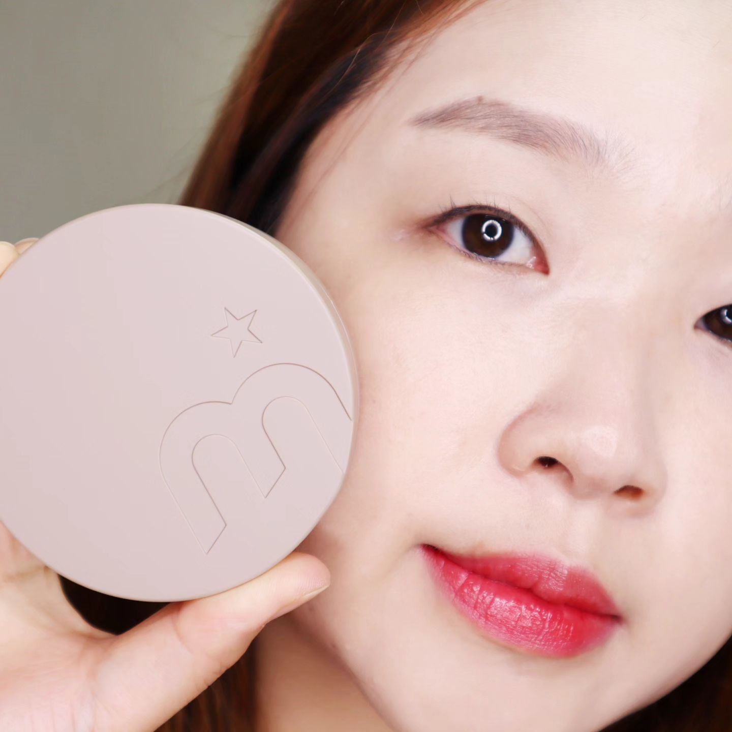 #협찬 moonshot_korea

건조한 피부에 사용하기 좋은
#문샷 #컨셔스핏쿠션 을 알려드릴게요🙋‍♀️
요번 문샷에서 새롭게 출시한 신상 제품인데요

에센스 성분을 72%나 함유하여 겉은 보송하지만🩵
속은 촉촉하게 해주는 #세미매트쿠션 🎀

들뜸 없는 5가지 컬러 쉐이드로
내 피부톤에 딱 어울리는 컬러를 픽할수 있어요🤭
거기에 이탈리아 브이라벨 비건 인증한 비건 쿠션

촉촉하게 발리지만 얇게 밀착되는것이
요즘처럼 건조한 계절에 딱 어울리는 #문샷컨셔스핏쿠션 이에요😏💕

#moonshot #fitmyskin #신상쿠션 
#컨셔스핏쿠션 #쿠션팩트 #쿠션팩트추천