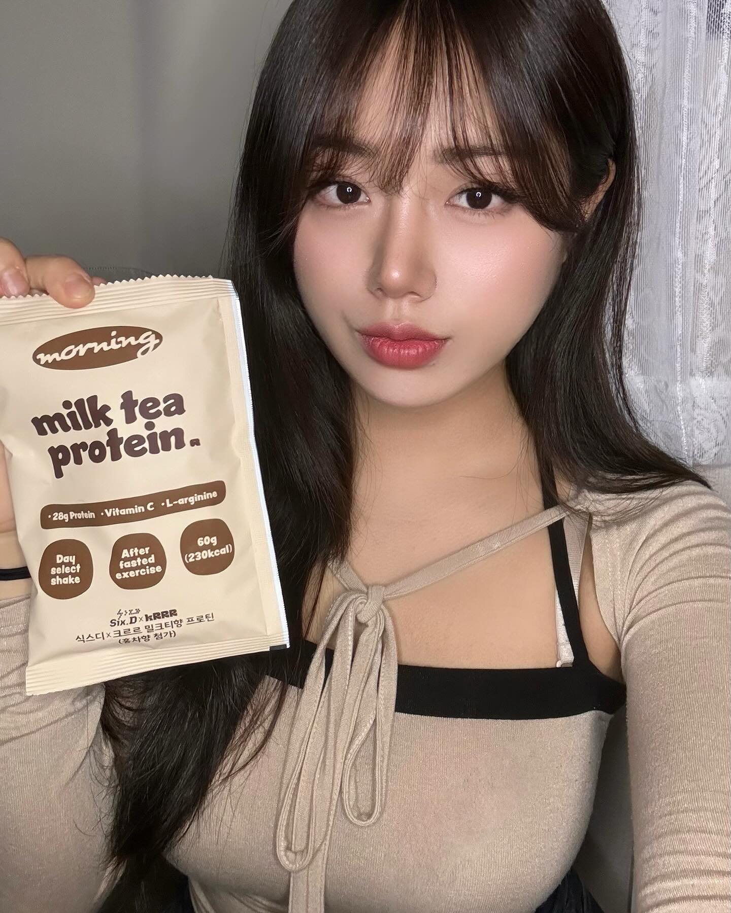 수진아 너가 마시는 밀크티 뭐야 ? 🧋
이거 .. 프로틴이야 .. 🤤 

실화자너 .. ㅎ_ㅎ

🤍식스디 X 크르르🤍
조합 말해 모해. ~ 
간식으로 아쥬 좋은 쉐이크 !
그 중 가장 당류적은 밀크티맛이 제 최애랍니다 🤎

#식스디 #크르르