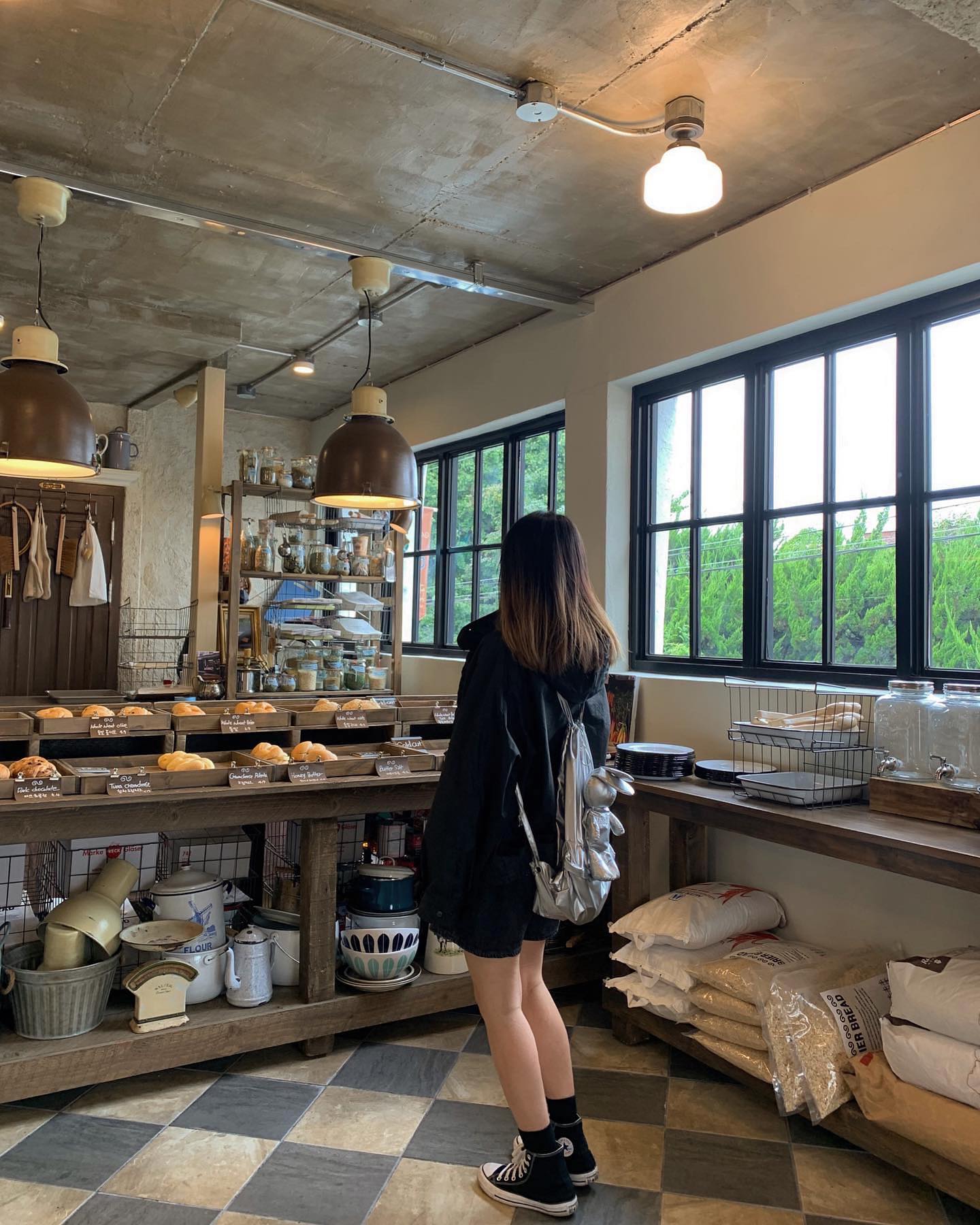 대구 앞산에서 만나는 유럽갬성 #브리에브레드 brierbread 🥐

23.10.01 ~ 17까지 가오픈으로 시작되는 앞산 베이커리 카페랍니다. 정식 오픈은 10.20 이라구 해요. ☺️

저는 주말 런치타임에 방문했었는데, 아쉽게도 베이글 종류는 다양했지만 수량은 넉넉하지 않았답니다...😥

제가 먹은 베이글은 “버터소금”으로 딱 기본 베이글에 소금을 살짝 뿌린 짭쪼름한 맛? 기본에 가까운 멋이였어요.
약간 단단함이 느껴졌으며 촉촉보다는 건조함이 많았답니다!

분위기는 짱 예뻤으나 자리가 너무너무 협소해요... 🥲
1층 바테이블과 2,4인석 5개 정도가 끝이라니...?
마치 복층이 있을 것 같은 비주얼인데 말이쥬?

📍대구 남구 현충로 7길 7, 대명동 513-3
🕖 09:00-18:00, 10/20 정식오픈
❌ 주차공간

#대구가오픈카페 #대구신상카페 #앞산카페