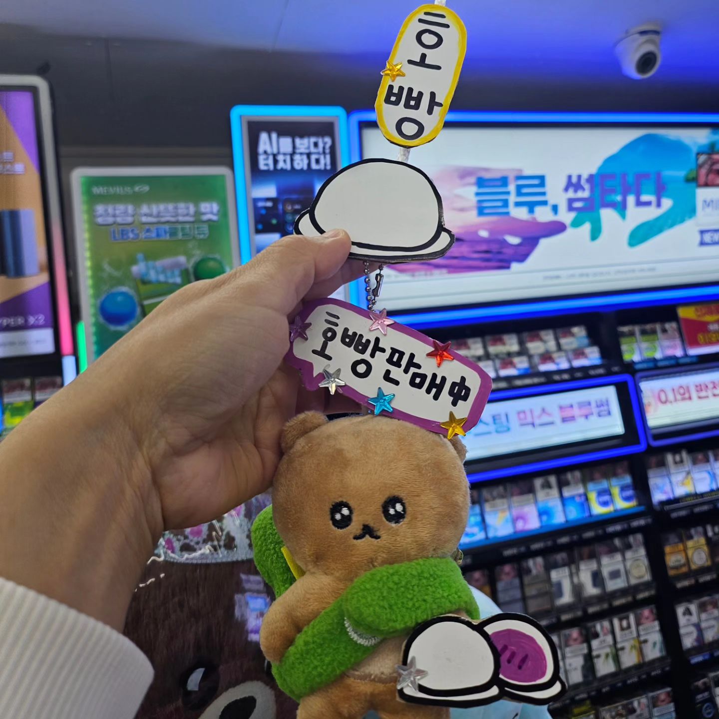 동친언니네 CU 주말알바는요❤️
심지어 직장인 n잡러인데 알바 조차도 이렇게 열심히 한답니다.👍

.
.

주말에 제가 안보이면 허전하다 할 정도로 저의 맥주취향까지 알고 있는 센스쟁이 귀요미랍니다👍

.
.

국물닭발을 먹고 싶다는 딸램❤️ 주문으로 재료없으니께 시켜주고(귀찮아서 배달 시킨건 안비밀🙈) 푹~ 익은 파김치로 부침개 부쳐서 맥주 한캔~!!두캔~!! 세캔.🍺

.
.

#불토🔥 
#건강
#감사
#행복
#인생뭐있나
#돼지력🐷