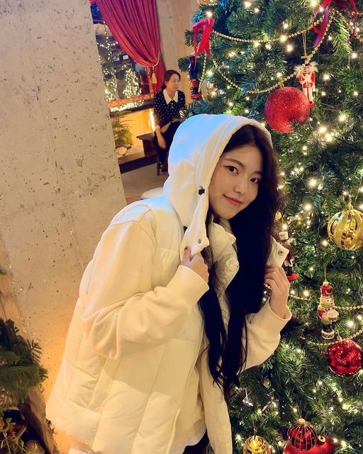  셍블리 on Instagram: "#광고 @standarderror_official 
에센셜 2-way 후드 탈부착 패딩 베스트

오버핏 패딩베스트로 후드탈부착이 가능해서 다양하게 스타일링가능해요!
전 아이보리색을 착용했는데 실물색이 너무 예뻐요..✨딱 연말분위기와 어울러지는..🎄

#스탠다드에러  #STANDARDERROR #데일리룩#パンツ  #outer #패딩베스트#풀아우터#남여공용"