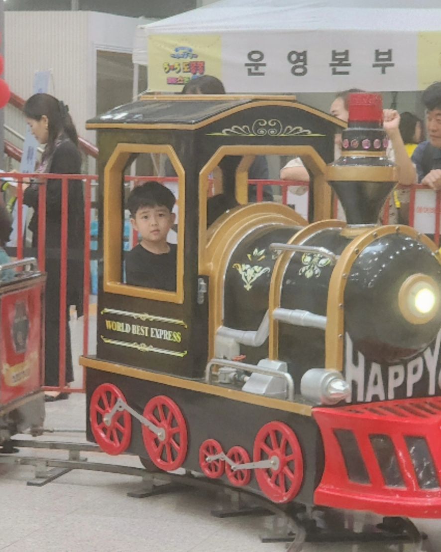#어린이날

어린이날에 야구 직관하려고 대기탔지만...
광탈하고🤣
도봉봉 페스티벌🎆

우리 쭈니 친구랑 함께여서 웃음이 끊이질 않고
멀리서도 둘이서 신남이 보여서 
덕분에 어린이날을 더 즐겁게 보낼수 있었어요
다양한 체험도 있었고 공연도 있었는데
사진을 못찍어서 아쉬웠던ꌩ-ꌩ

역시 하루로는 아쉬워서
1박 함께 하며
엄마들은 맥주로 마무리🍺🍻
낮에는 어린이날🫶
밤에는 어른이날👍

#어린이날#어른이날#행사#도봉봉페스티벌#어린이날행사#즐거운어린이날