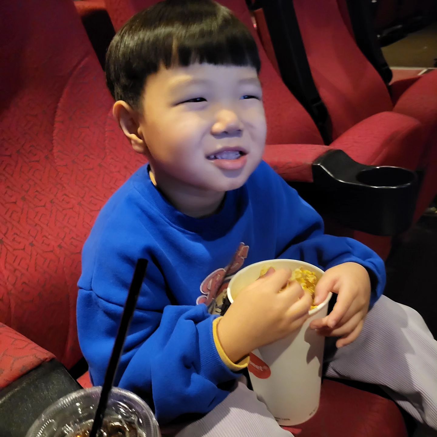 #뽀로로극장판슈퍼스타대모험 
보러 왔어요🩷
아들이 언제 이렇게 컸지?
팝콘 음미하네요🤣🤣
.
.
#극한추위❄️