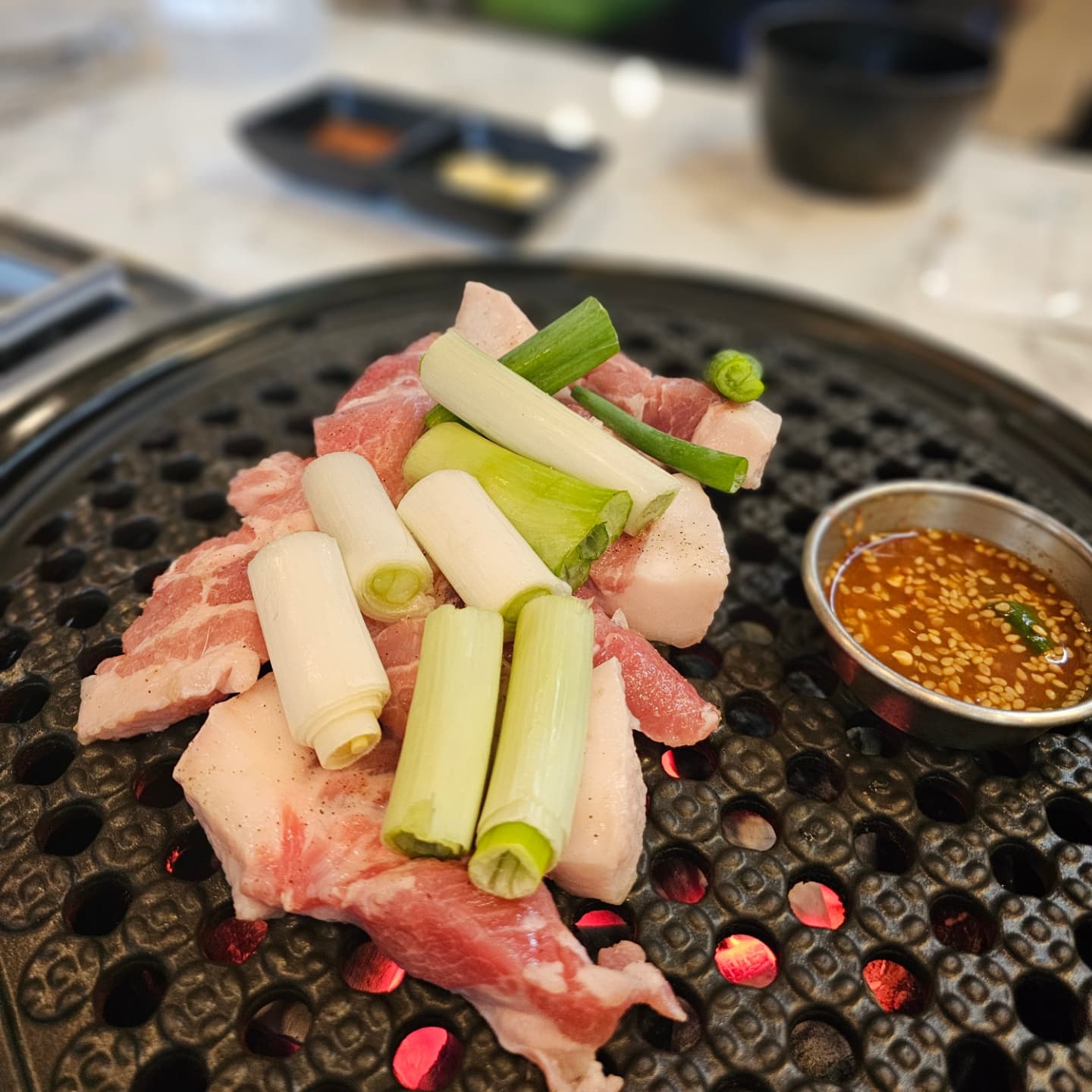 아니, 뒷고기가 이렇게나 맛있다구?....😍
탱글탱글하고 쫄깃하구 삼겹살이랑 목살이랑 완전 다른 매력!
이제 돼지고기는 뒷고기지 ㅠㅠ
대구 칠곡에서 오랜시간 맛집으로 자리잡은 봉조뒷고기가
칠곡3지구에도 생겼다 !!!!
뒷고기 매력에 푹빠진 우리 ㅎㅎㅎ
가성비좋게 세트메뉴로 갈매기살과 닭구이, 돼지껍데기까지 뇸뇸🐽
#대구칠곡맛집
#칠곡3지구맛집
#대구칠곡고기집
#칠곡봉조뒷고기
#칠곡동천동맛집