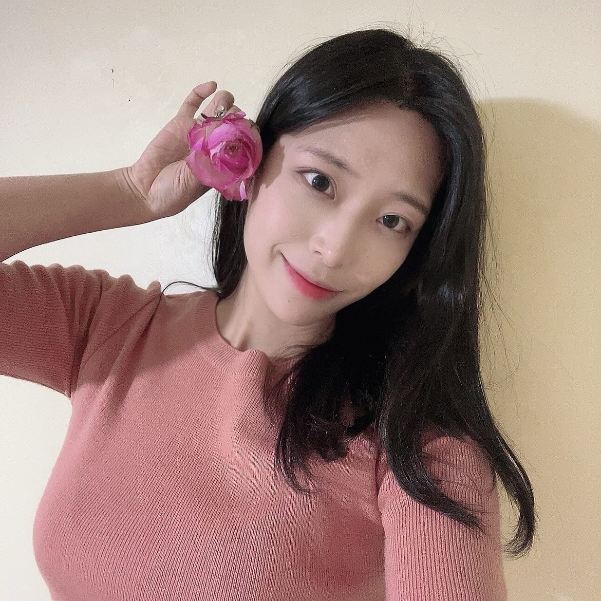 나의 근황 올해의 키워드 행복과 감사 

#셔터브리티파티 #새해파티 에 참석하지 못해서 엄청 슬펐지만 나의 사랑 올리브영에서 #셔터브리티 초대장 과 꽃다발을 보내주셨어요🩷
올리브영 커뮤니티인 셔터에서 뷰티 헬스 라이프스타일 등 일상을 공유하는 올리브영의 인플루언서 셔터브리티 😘
작년에 이어서 올해에도 함께 할 수 있는 기회를 주셔서 더 열심히 활동을 해보려고 합니다. 
즐겁고 행복한 이야기로 가득 채워보고 싶어요 ✨
우리 모두 화이팅 👏
.
#셔터 #올리브영 #올리브영셔터 #파티 #인플루언서꿈나무