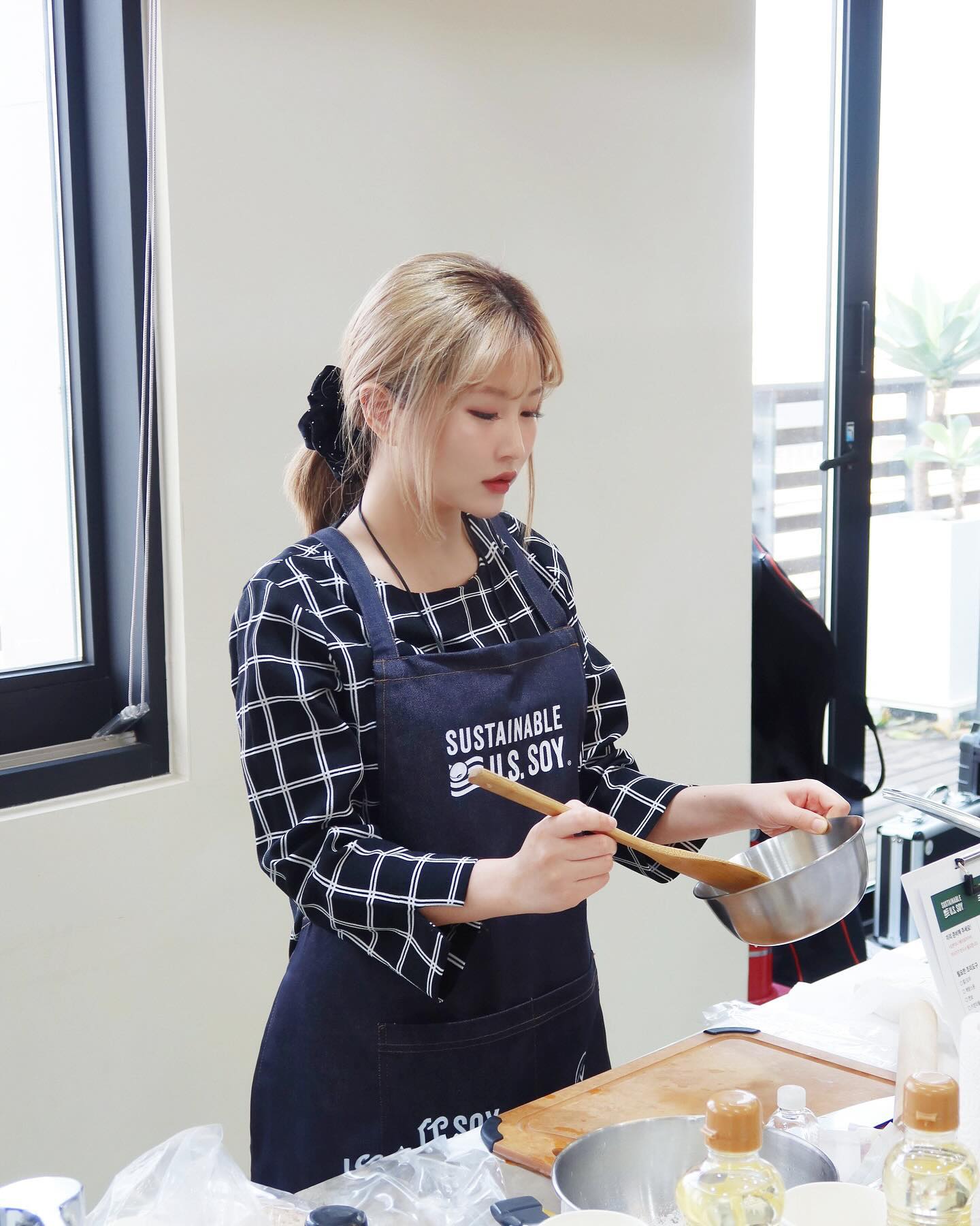 #협찬 
지글지글클럽 X 미국대두협회 SOY FOOD 쿠킹클래스 다녀왔어용 👩🏻‍🍳 

김영빈님 쉐프님께서 알려주시는 베트남 피크닉 요리를 주제로 두부 마파소스를 곁들인 두부 나초, 당근두부 후무스를 곁들인 오픈 샌드위치를 만들어봤어요 🧺  평소 자주 만나는 메뉴가 아니라 더 싱기하고 재밌더라구요 요알못이라 걱정했는데 완전 친절하게 알려주시고 도와주셔서 완성했답니댜 2024 목표는 요리 배우기 🫣 

콩을 재료로 만든 음식들이라 먹기에도 부담 없고 맛있는 건강한 맛 🫶🏻

미국 대두는 미래 세대에도 좋은 대두를 안정적으로 공급받을 수 있도록 미국대두 지속가능성 보증규약(SSAP) 아래 지속가능한 경장박식을 실천하고 있다고 해요 환경 친화적인 농작법을 고수해 환경을 보호하고 땅을 지켜오며 다른 나라의 대두와 비교해 탄소발자국이 낮은 수준이라는 사실 🫛

미국대두협회가 주최하고 CJ제일제당, 정식품, 사조가 합찬하는 쿠킹클래스로 온/오프라인으로 동시진행하는 쿠킹클래스 다음에 또 새로운 메뉴 만들어 보고 싶어요

#미국대두협회 #미국대두 #USSEC #미국산콩 #지글지글클럽 #쿠킹클래스 #콩요리 #김영빈셰프