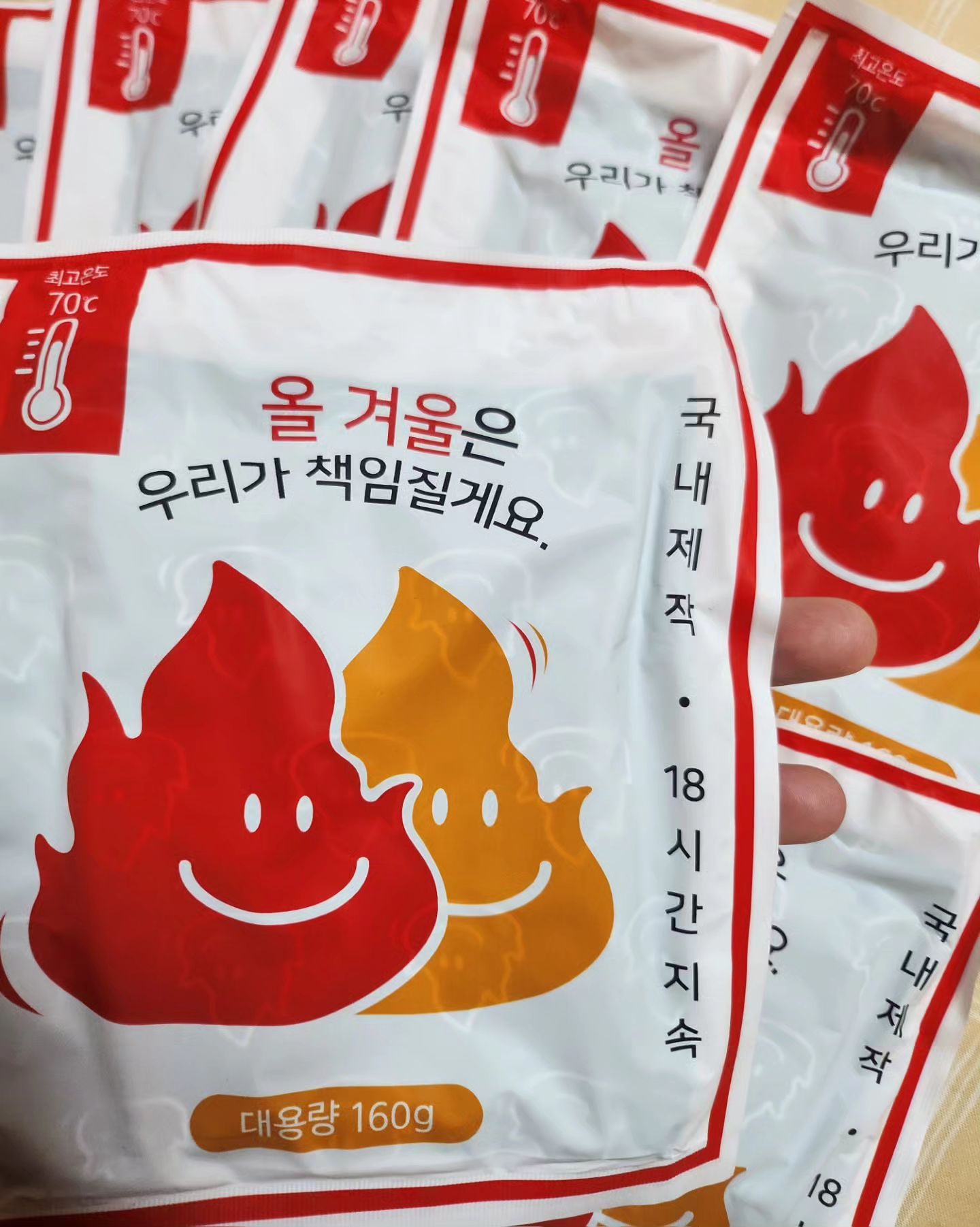 #협찬 

🔥 소소아이_160g대용량 군용 핫팩 🔥

날씨가 추워지는 만큼,
손도 시렵고 발도 시려운 요즘!!

무려 70도로 18시간 지속되는 대용량 핫팩으로
따끈따끈하게 겨울 준비하기 ✌️

군용핫팩이라 더 따뜻한건 안비밀☺️

봉투 패키지도 너무 귀여운데 핫팩 자체에도
귀여운 캐릭터가 있어서 더 정감 가더라구요ㅎ

꺼내서 주물주물했더니 금세 열기가 올라오고
주머니에 넣어둔지 10분도 안지났는데
뜨끈~해서 너무 만족하며 사용했어요!

캠핑가서도 침낭안에 터트리니까 전기요가
필요없었어요😉 꿀잠 가능~

✔️다른 핫팩보다 용량도 크고 18시간
지속이라 더 오래 사용할 수 있습니다
✔️지속력을 높이고 오래 사용할 수 있도록
160g 대용량으로 제작했어요 

✔️국내 핫팩 생산 1위 공장에서
23년 8월 생산이라 훨씬 안전하게
사용할 수 있는 제품 입니다
✔️오래 사용해도 손에 물들지 않아요

지금 같이 쌀쌀한 날씨, 캠핑,
겨울을 미리 대비할 수 있게 소소아이 핫팩과
함께 따뜻한 겨울 보내세요❤️

🔥 24일~27일까지!
카카오쇼핑하기 톡딜 진행 🔥

저렴하고 빠르게 데려가세요🫶

#협찬 #핫팩 #대용량핫팩
#군용핫팩 #흔드는핫팩
#휴대용핫팩 #군대핫팩
