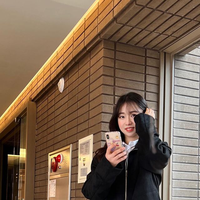 조말론 on Instagram: "#광고 브랜드 이름에 놀래고 부드러운 비건 스웨이드 질감에 두번 놀란 #아이러니포르노 🏷️히든 포켓 카라 스웨이드 자켓 (블랙 L 사이즈) 베이직한 디자인에 무심한듯
