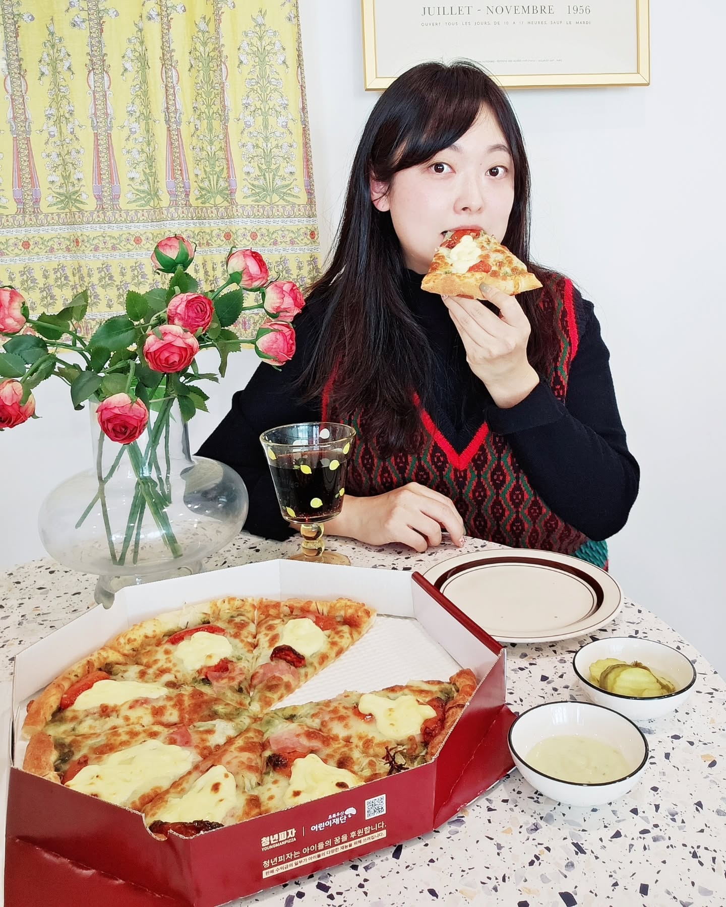 #광고 y_manpizza

풍부한 토핑! 개성 넘치는 맛!
다양한 고객의 입맛을 사로잡는 청년피자
가성비 좋고 독특한 메뉴 구성으로
저도 꾸중히 애정하는 피자 브랜드인데요 🍕

오리지널, 프리미엄 피자,
세트 메뉴, 두판세트, 사이드 메뉴, 토핑추가 등
다양한 메뉴 구성과 독특하면서 푸징한 토핑까지
취향껏 먹을 수 있는 가성비 좋은 피자로 유명하죠💕

이번에 신메뉴 출시했다고 해서 만나봤는데요🎉
"바질 콰트로피자" 입니다!
(가격 R 18,900원, L 22,900원)

기존 곡물 도우에서 24년 6월 기준으로
고메밀크도우*로 바뀌어져 적용됐어요!🥹💕

*고메밀크도우란?🤔
우유를 넣어서 부드럽고 촉촉함을 더했고,
버터를 바른 뒤 구워서 진한 풍미와 함께
크리스피한 식감까지 느낄 수 있어요

바질 콰트로피자는 이번 12/16 갓 출시한
청년피자의 따끈따끈한 야심한 신메뉴인데요💕

부드럽고 리치한 달콤함이 매력인 콰트로 치즈와
산뜻하고 향긋한 바질 크림이 더해져
보다 특별한 프리미엄한 피자의 맛을 느낄 수 있었어요😋

바질 콰트로피자의 풍미는 진짜 최고!
이번 명절, 신년 파티에 빼놓아서는 안 될
배달음식 1순위로 추천드리니 꼭 맛보세요😋😋

바질 크림과 콰트로 치즈 게다가 고메밀크도우의 조합!
청년피자 신메뉴 바질 콰트로피자의 매력에 빠져보세요~ 🍕☺💕

#청년피자 #오리지널청년피자 #청년피자신메뉴 #신메뉴 #바질콰트로피자 #피자추천 #바질피자
#바질크림 #콰트로치즈피자 #치즈피자 #피자추천맛집 #피자맛집 #배달맛집 #연말요리 #연말파
티 #신년파티 #송별회 #피자스타그램 #PIZZA #피자도우 #소울푸드 #치팅데이 #피자프랜차이즈
#청년피자프랜차이즈 #홈파티 #와인안주 #맥주안주 #아이들간식