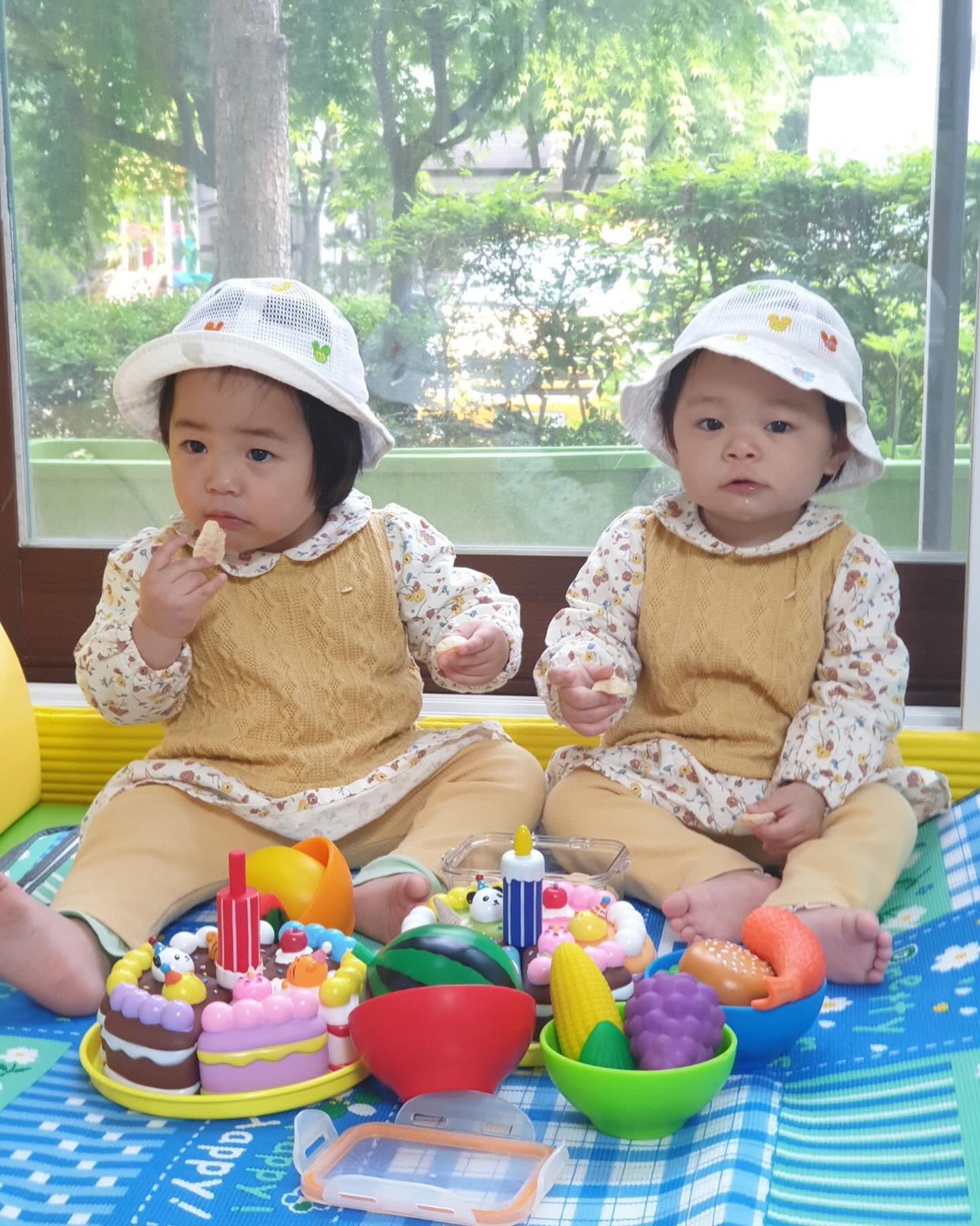 울 공주들🐥🐥
오늘 얼집에서 돗자리가지고 근처 공원 소풍간다고
모자도 준비하고 핑거푸드 간식도 준비해갔는데
바람이 너무 많이 불어서 못나갔어요ㅋㅋㅋㅋㅋ🥹🥲

그래도 선생님께서 유희실에 돗자리 깔아주시고
우리 아가들 기분내게 간식과 놀잇감 꺼내주셔서
우리 하나서이 모자 잘 쓰고 핑거푸드 간식 먹고 있네요 푸하 ㅋㅋ

친구들이랑 간식 잘 나눠먹었으면 그걸로 됐지 모🩷

#뚜울부부👩🏻‍❤️‍👨🏻 #하나서이 #하나뚜울서이
#하나서이_15개월 #하나서이_475일 #하나서이_67주
#뚜울해❤️ #해둥이 #쌍둥이 #쌍둥이아기
#하나서이_어린이집 #소풍 #봄소풍 #실내소풍놀이