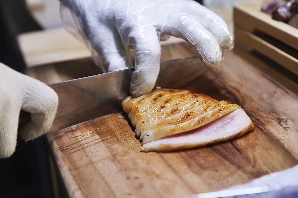 찐 #여주맛집 소개할게요

우리 멤버! 영원한 멤버!
여주신라cc에서 볼치고~
오늘따라 볼이 미친듯이 홀컵으로 빨려들어가서
버디를 3개나 한 지연이가 밥 사니
맛있는 곳 가야지 해서 
화씨2192 왔어요

화씨2192는 여주 근처 골프장 올때면
꼭 들르는 곳인데
진짜 친절하고 고기도 맛있고 좋아서
아주 만족스러워요

1200도 불가마에서 고온초벌한 고기는
육즙가득, 겉바속촉이라 더욱 맛있는데
거기에 더 맛있게 먹을 수 있도록
명이나물과 계란찜 서비스~~
유기농 채소 샐러드바가 무한리필이니
완전 최고!!!

세상 친절한 직원분께서
직접 테이블에서 고기를 구워주시니
고기 못굽는 우리 멤버들도
모두 제대로 잘 구워진 고기를 먹을 수 있어서
아주 딱 좋은 곳이라죠 ㅎㅎㅎ

암튼 볼치고나서는 역시 꼬기가 최고!!!
 
#경기도여주 #스카이밸리cc맛집 #여주골프장맛집 #화씨2192 #블루헤런맛집 #여주신라cc맛집 #신라cc근처맛집 #루트52cc맛집 #양평tpc맛집 #성문안cc맛집 #여주신륵사맛집 #여주봄꽃축제 #여주현지인맛집 #여주고기맛집 #여주고깃집 #여주장작구이 

🐽네이버예약
https://m.place.naver.com/restaurant/976097564/home
🐽여주시 북내면 서원리 297-2
🐽031-884-2192