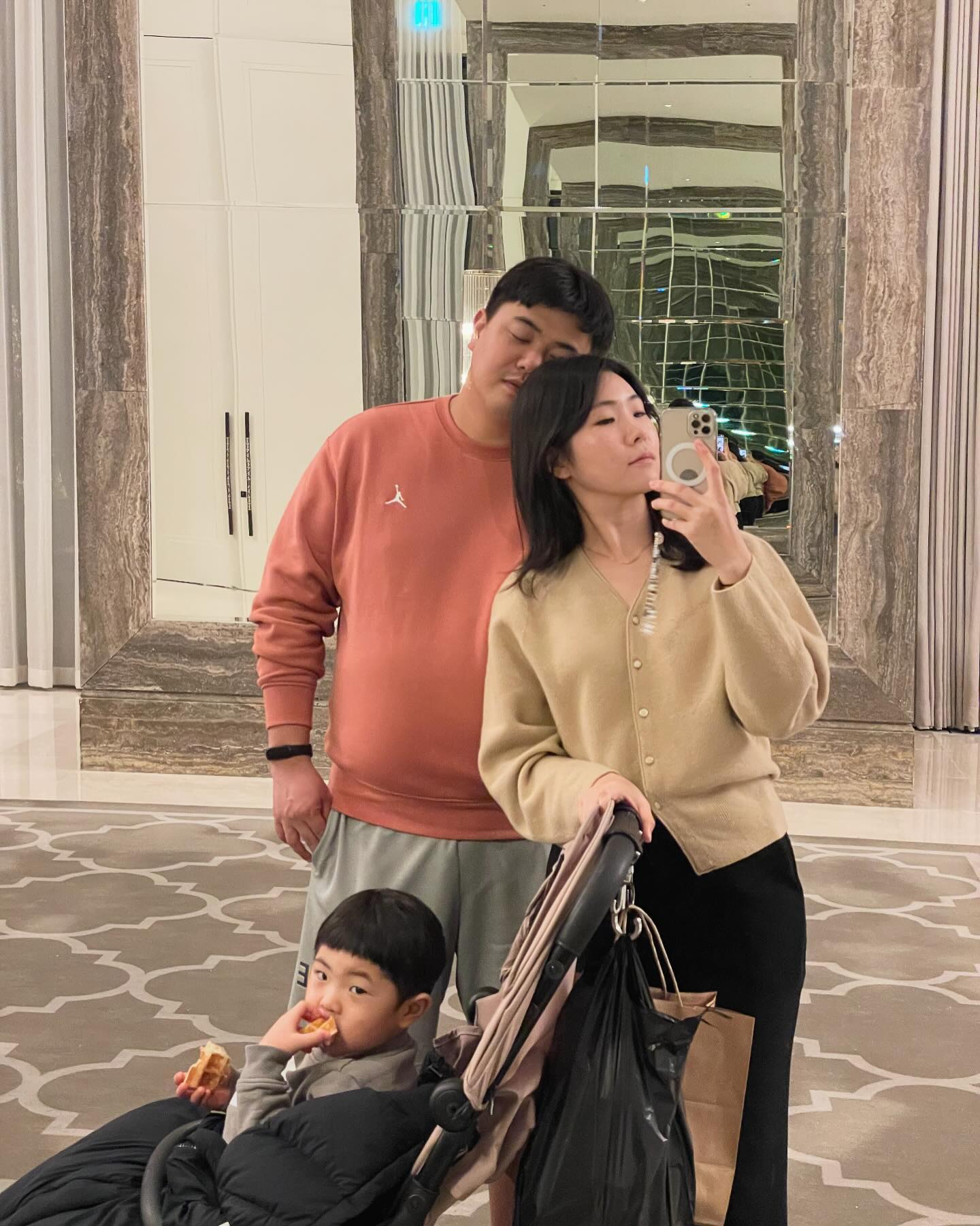 👶🏻D+1295 우리 건복이 네번째 크리스마스🎄
많이 커서 가지고싶은것도 생기고 이젠 산타할아버지한테
메리크리스마스 먼저 외쳐주기도하고♥️
우리 아들 정말 많이 컸다 말은 더더더 안듣지만 
크게 아프지않고 잘 커주는것만으로도 감사하지(?)ㅎ…

올해 크리스마스도 파라다이스에서🫶🏻 매년 같은 곳을 방문하니 
이젠 주변만 와도 여기 파라다이스지 하며 먼저 알아보는곳!
내년부턴 우리 해외를 가보자! 라며 신랑과 얘기했지만
오늘 기현이 하는거 봐선 집구석에 있을듯~~~~🔫

올해도 건강하게 잘 보냈고 잘 커줘서 고마워 기현아 
내년에도 아프지말고 엄마말도 잘 들어줘🫶🏻 사랑해♥️