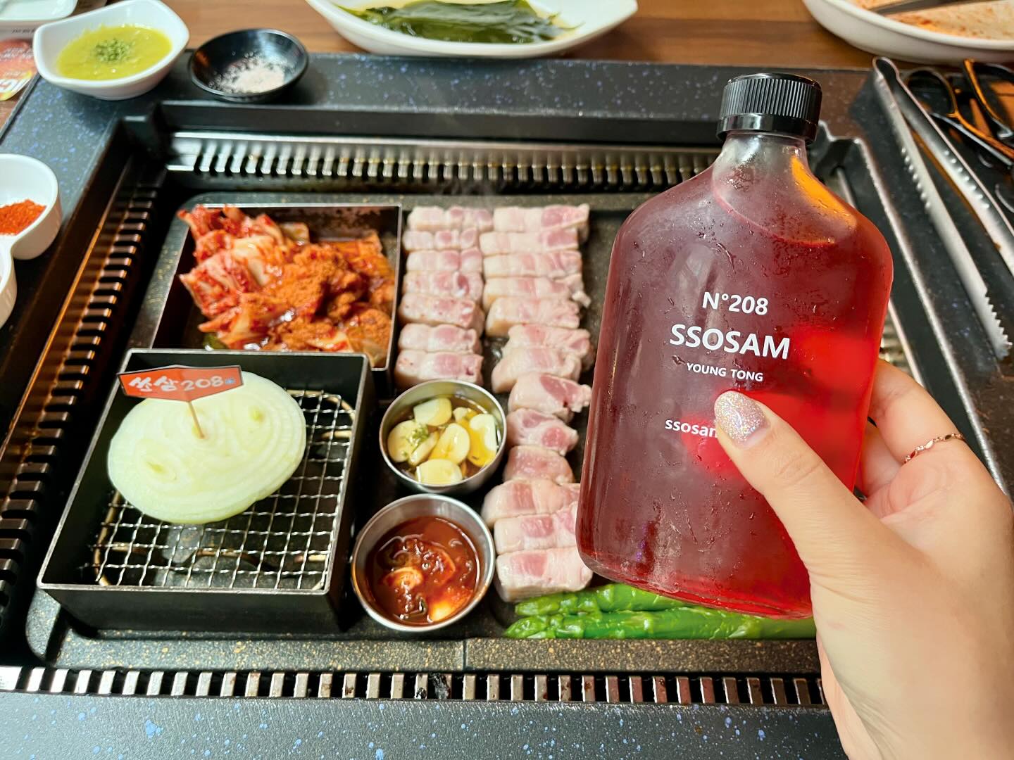 #협찬 #영통맛집 #영통회식장소 #쏘삼돼지208 #영통삼겹살 #압력솥김치찜 #삼부리살

방송 3사가 인정한 삼겹살 맛집 쏘삼돼지208
구워주는 고깃집이라 손 하나 까딱 안 해도 되고
친절한 서비스에 기분 좋은 식사 가능한 곳이다.

기본으로 제공되는 김치쌀국수는 애피타이저로 좋고
고기는 참숯에서 초벌 한 고기를 208도에서 구워주는데
프리미엄 한돈 1등급 이상의 암돼지라 육즙 대박🐷
명이나물 + 김치볶음 + 와사비마늘장이 꿀조합이다.

쏘삼돼지208에서만 판매되는 소주도 있는데
자몽소주, 자두소주, 홍초소주 중 홍초소중 Pick!
상큼하면서 달달해 술이 쭉쭉 들어가는 날이었다💕

회식하기 좋은 영통역 삼겹살 맛집으로 강추👍