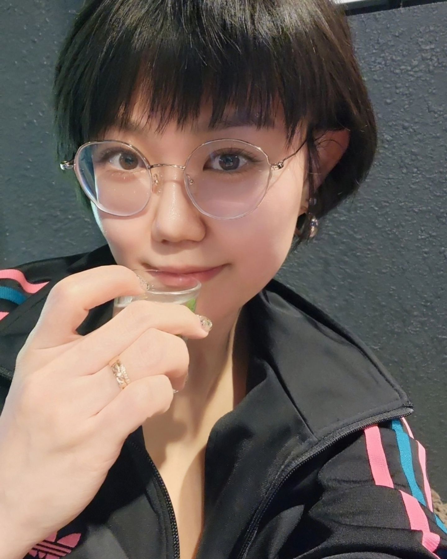 💘가성비 소고기집~~~다녀왔오용~~ 안거미살?제 취향이네요😋👍🏻눈꽃육회는 컵케이크 같았네요😁
🩷불타오르는 금요일날 다들 즐겁게 보내세요~🎵🎶💐 
🩷숙취로 하루 날아가니 집안일이 저를 반기네요🥲우띠...ㅋㅋㅋㅋㅋ 방학까지...하하하하ㅏ하하하하ㅏㅎ😂😂
.
.
#40대일상 #좋아요반사 #좋아요 #일상 #셀카 #고기 #아줌마일상 #방학2달실화냐 #🙄