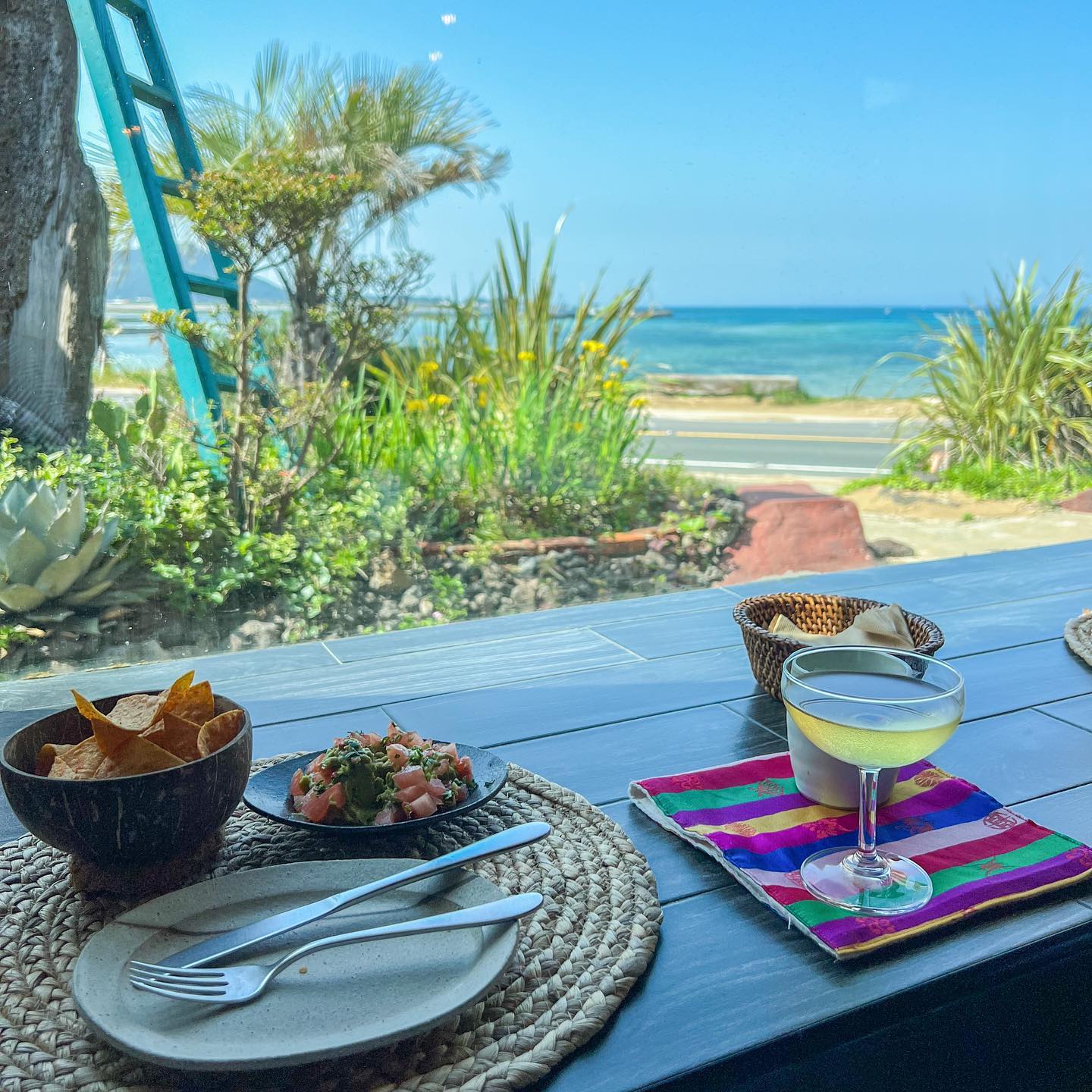제주도에서 만나는 멕시칸 바이브🇲🇽
여기 제주도야 남미야?🌴💚❤️

📍수킹 타코바, 성산

🌊종달리와 성산 사이, 해안도로에 위치해있어서 뷰가 미쳤어요
🌮멕시칸, 남미요리를 주로 하는데 타코 맛집이에요
🥂이런 뷰를 보면서 먹는 와인은 그야말로 꿀맛✨
❤️제주도에서 멋진 풍경과 함께 이국적인 맛을 느끼고싶은 분들 꼭 한번 방문해보세요☺️

#제주도성산맛집
#종달리맛집#제주도뷰맛집
#수킹타코바