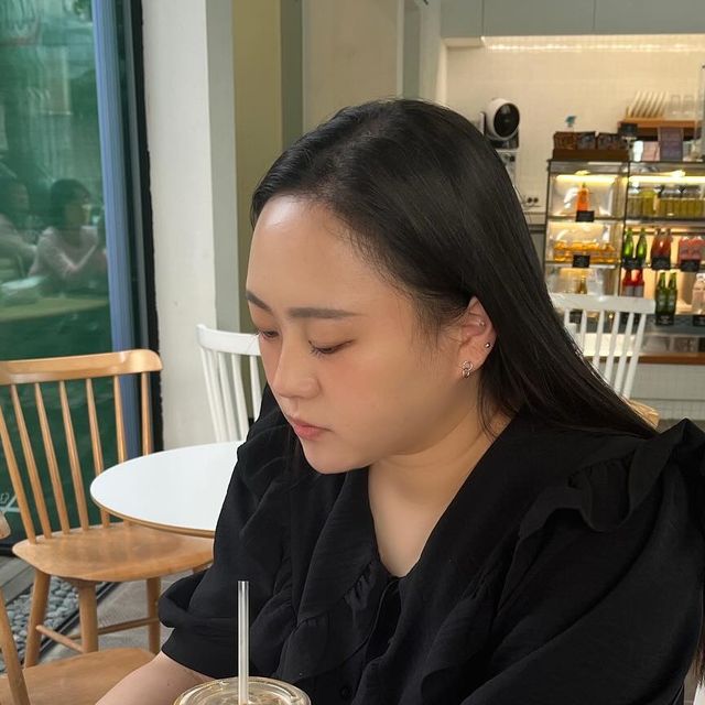 𝕄𝕀𝕂𝕀𝕂𝕆_youtube/beauty/food on Instagram: "#안국카페 #일상 #친구랑카페 (사실은 화장실가고싶어서 들어감 ㅋㅋ) #원피스 #좋아요반사 #피부괸리중 #지방은어떻게 🙄 실버귀걸이 일본에