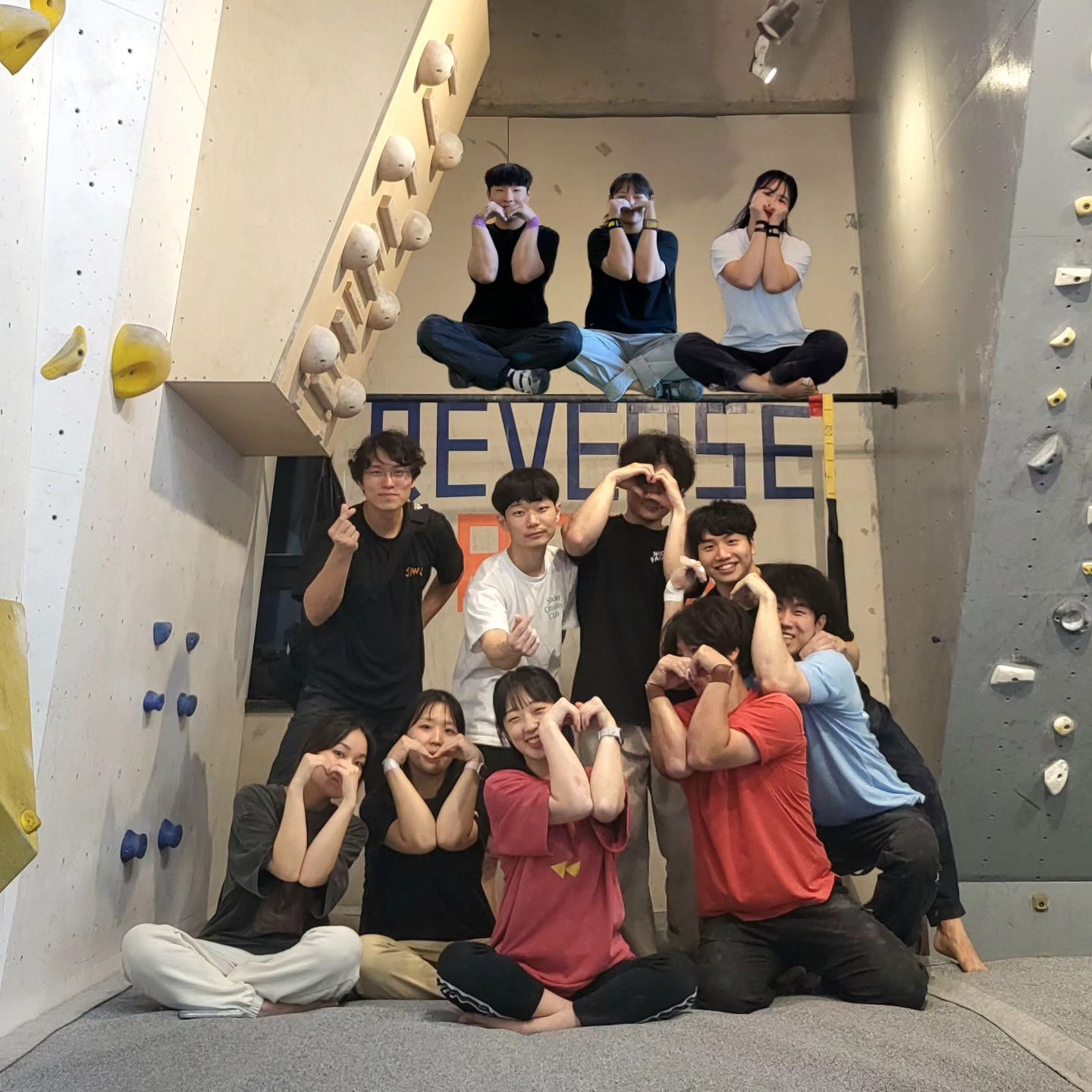 이제 리버스락 회원으로 자주 운동하러 올 예정이라 유난스럽지 않고 싶었지만
유난스러운 사진을 올리게 되었습니다🙇🏻‍♀️

마지막 스탭 티를 입고 기념사진을 찍고 싶었습니다 함께해 준 언니오빠친구들 감사합니다🫶🏻

항상 영주 잘 챙겨주셨던 센터장님 영찬이오빠 외 다른 회원분들에게도 무한한 감사를 돌리며
총총총,,,, @->>---

사랑해요 #리버스락 🩷