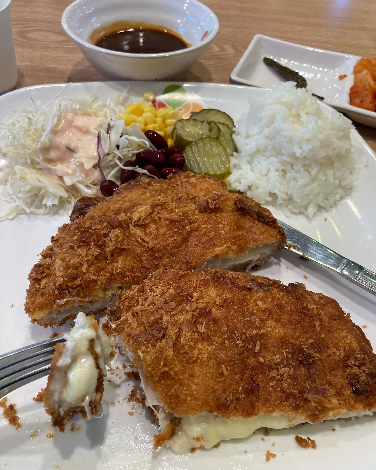 돈가스 빠진지 3달째..
원래 좋아하지 않았는데 이제는 자주 생각나요 ㅠㅠ

#돈가스 #치즈돈가스 #매운소스 #어디게