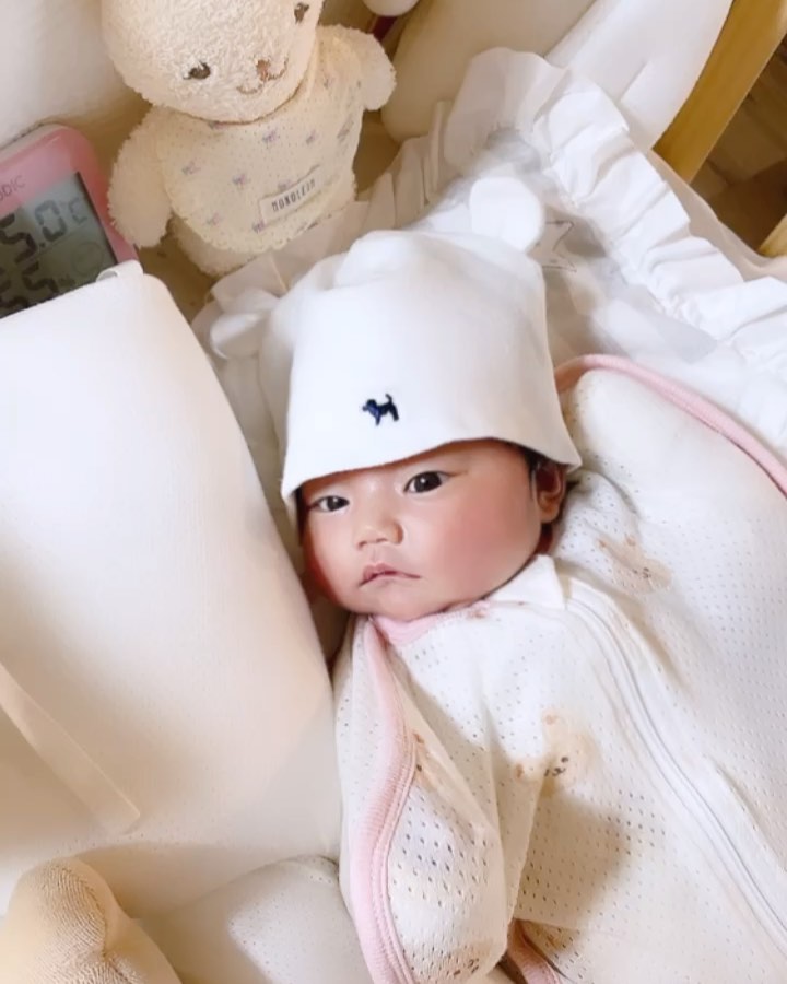 🐯사랑스러워 넌 나의 애기야🐯
.
이서는 뱃속에서도 딸꾹질을 참 많이 했다😯
하루 2-3번정도 5분이상 하는 딸꾹질이 괜찮을까싶어 매번 네이버에 막달 딸꾹질 검색을 했었는데 괜찮다는 말과 뱃속에서 딸꾹질 많이 하는 아기는 나와서도 딸꾹질을 많이 한다고 나와있었다🐚💦💦
그말이 맞는지 이서는 나와서도 딸꾹질을 자주한다🫠🫠
쫌 오래한다싶으면 뱃속에 있을땐 배를 뿌욱뿌욱 밀어냈는데 지금은 으엥!하고 다리를 막 차면서 화를 낸다😂😂
이서 도우미선생님이 이서는 다른 아기들보다 발달이 빠르다고한다😊
내 아이에 대해 좋은말을 들을땐 나의 대한 칭찬을 듣는것보다 더 기분 좋은일인지 요즘 느낀다👨‍👩‍👧💗👨‍👩‍👧💗
이서야 지금처럼 건강하게 무럭무럭 자라줘 사랑해 나의천사야👼🏻💕💕