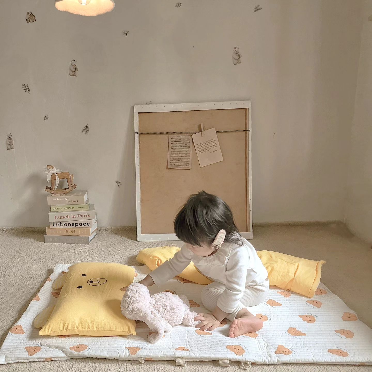 #제품제공bellelife.home 낮잠이불 
지안이는 벨라이프 큐트몽이  낮잠이불을 좋아해요!

지모맘 눈엔 지안이가 더기여운데ㅋㅋㅋ
자꾸,큐트몽이 베개보고서 "귀여워~~💛"라고 말해요!!!💛😆

낮잠 자고 일어나서 기분 좋은 지안이💛
지안이가 애착 토끼인형도 베개에 눕혀주고 
재워주면서 역활놀이도 하드라구요?

몰래 보고 있는 지모맘은..귀여운 지안이 모습에 심쿵💛

지안이 모준이 사랑해~💛